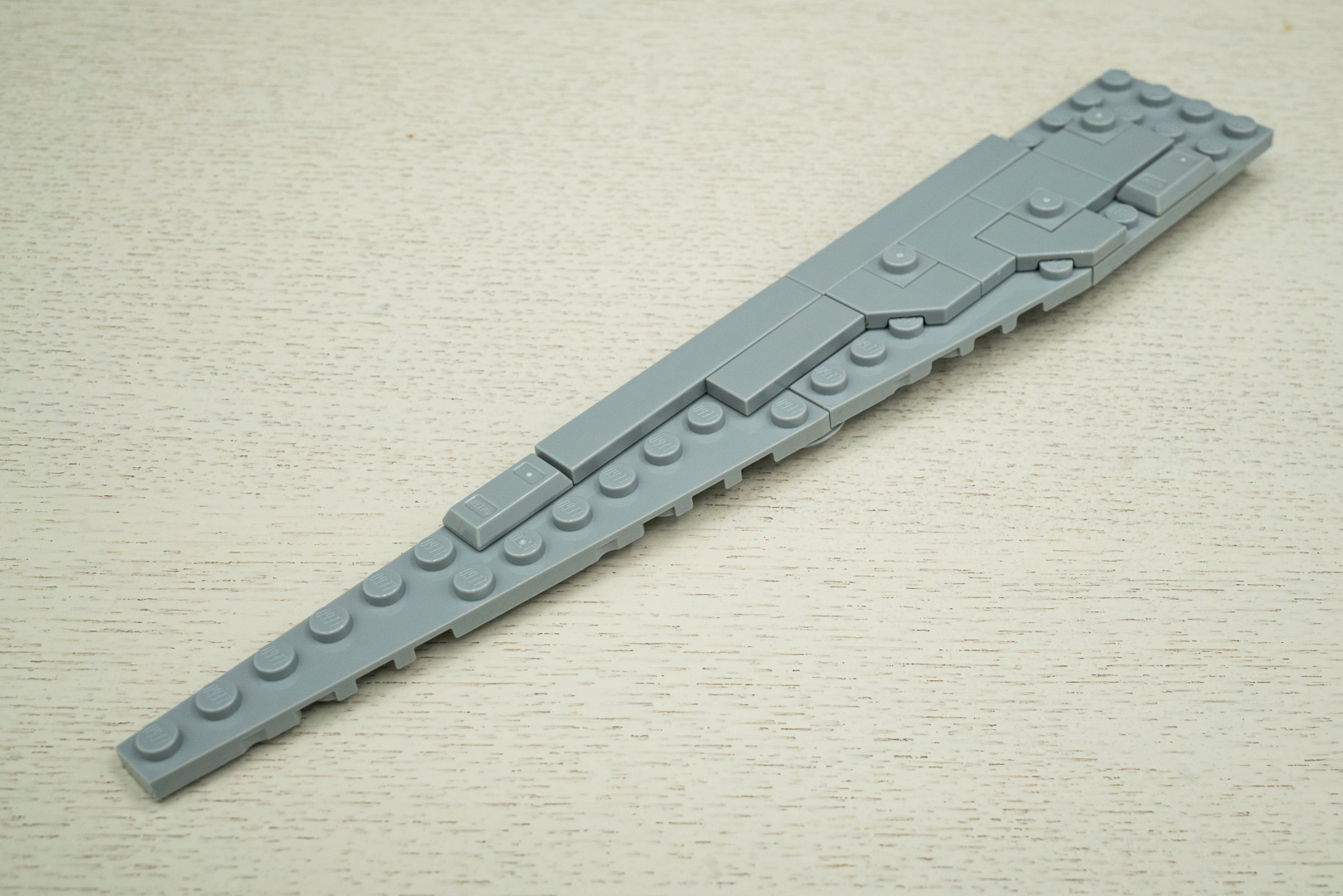 外装は後ろと前と別に作り組み込む。単体で見ると何だかよくわからないかもしれないが、組み込んだ瞬間の感動は格別！