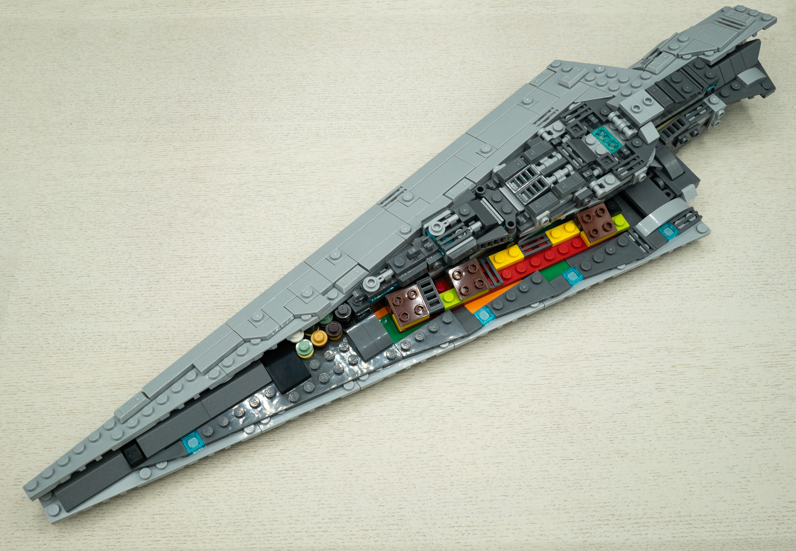 右と左を付ければ完成。片側だけ付けていると、カットモデルに見えて楽しい。そういうアレンジもありかも！