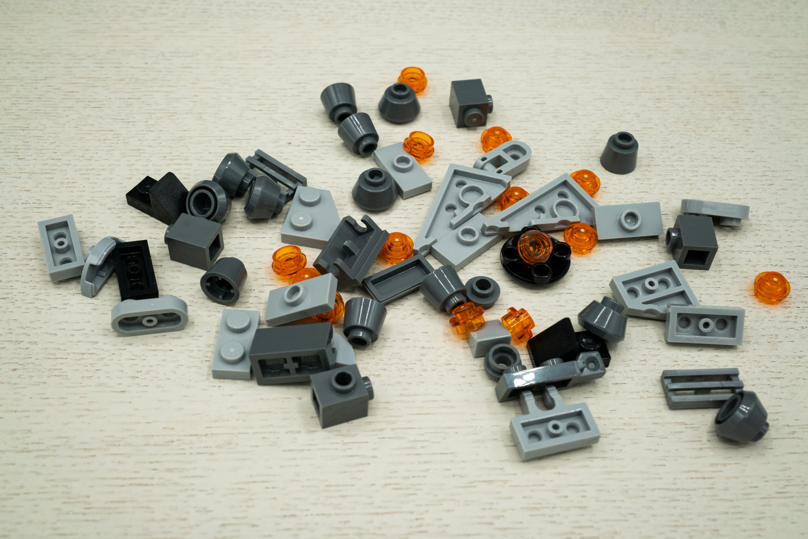 袋6の内容は、台座やスター・デストロイヤー、そして推進部分の最終仕上げを行うパーツが入っている