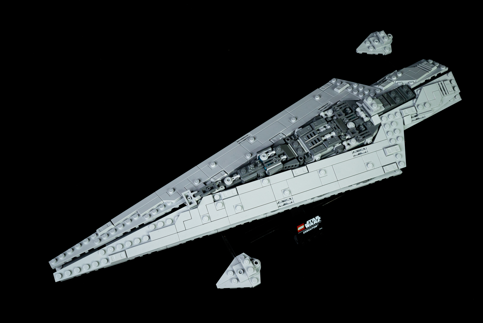 船体上面から見た高い情報量からは、このキットを組み上げたという満足感が味わえる