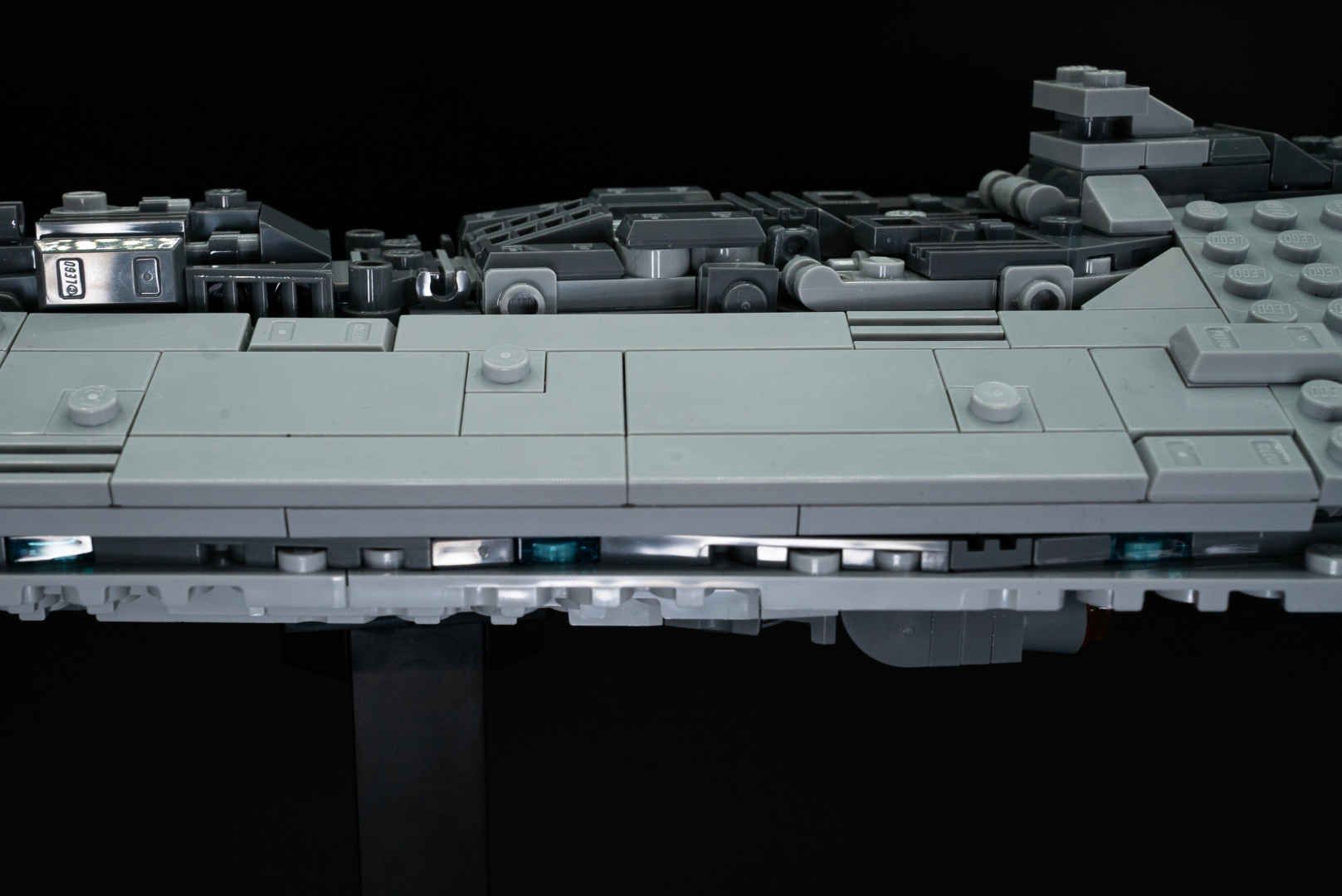 各所に組み込んだクリアパーツで窓のディテールを再現している