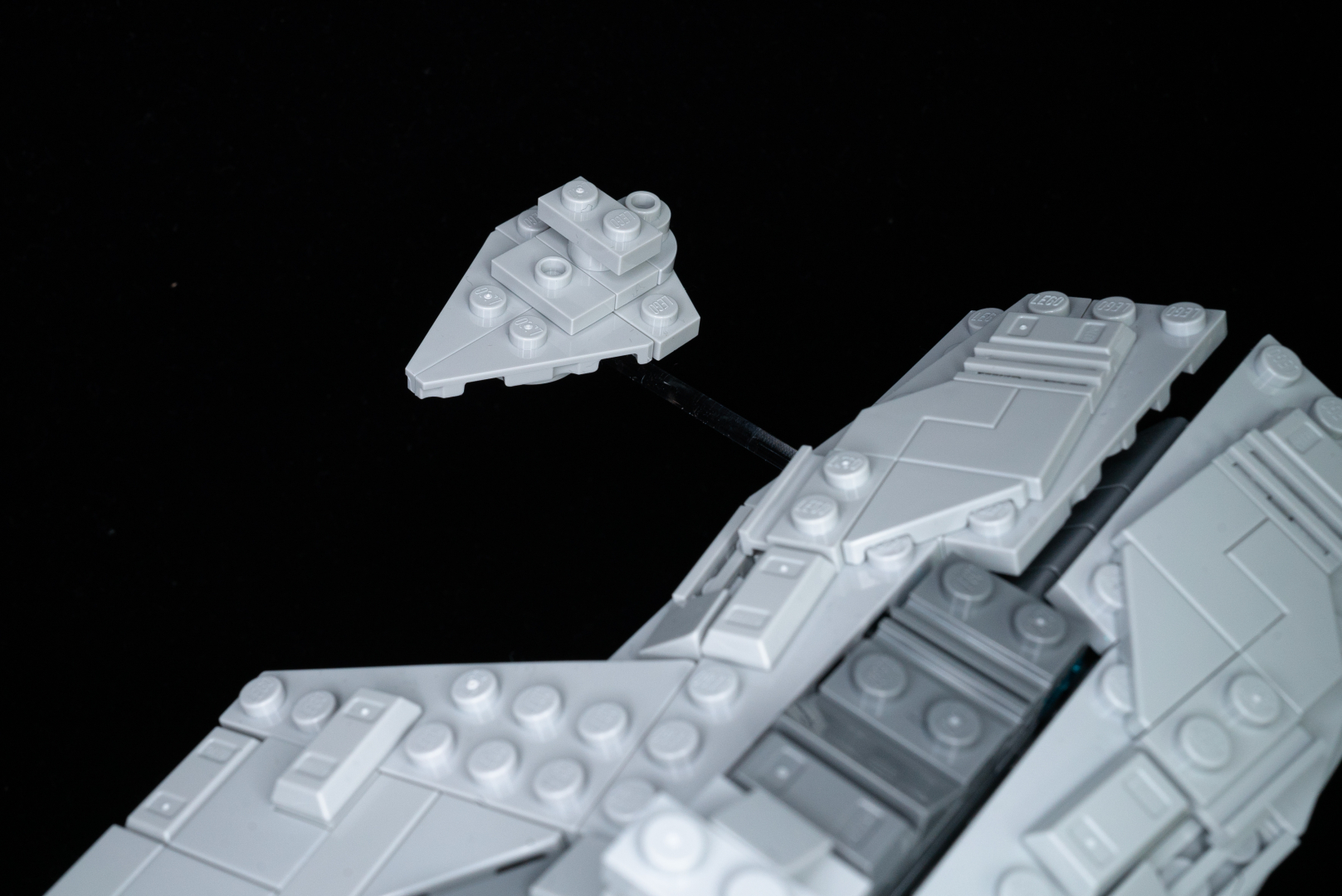 芸術的な少パーツ構成で随伴する「スター・デストロイヤー」も再現