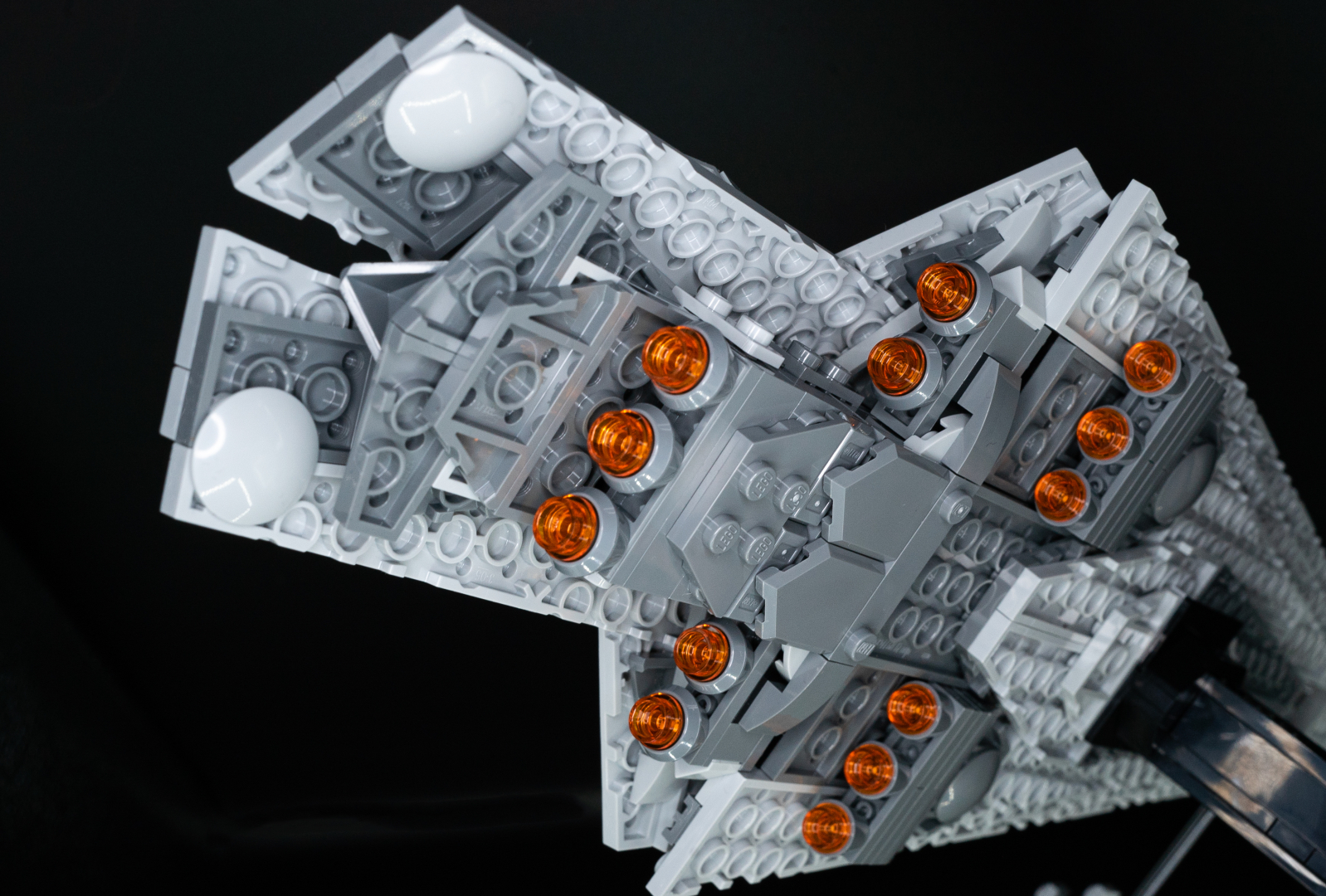 船体後方には巨大な推進器が並ぶ