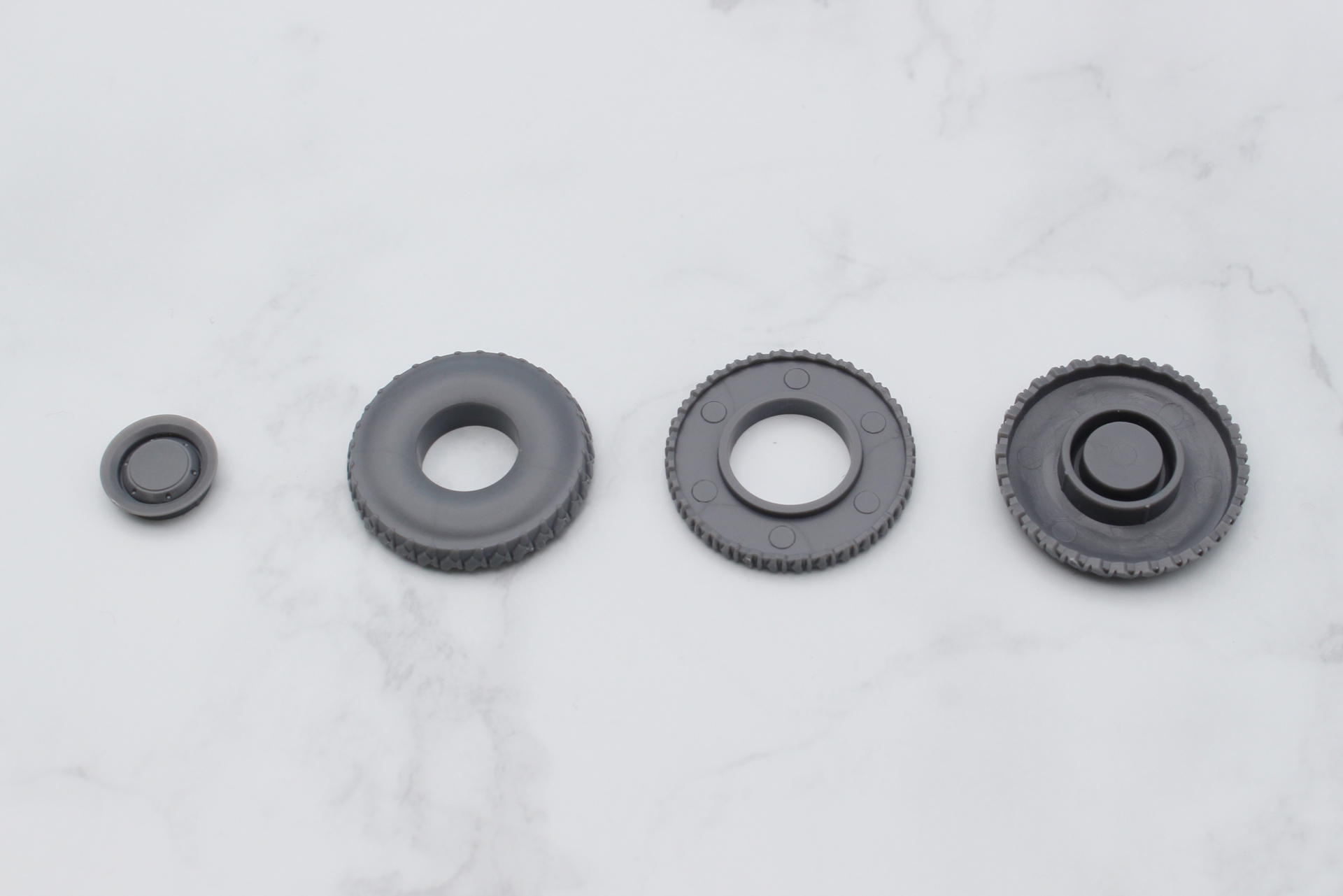 円形のパーツを組み立てると、トレッドパターンのあるタイヤが完成