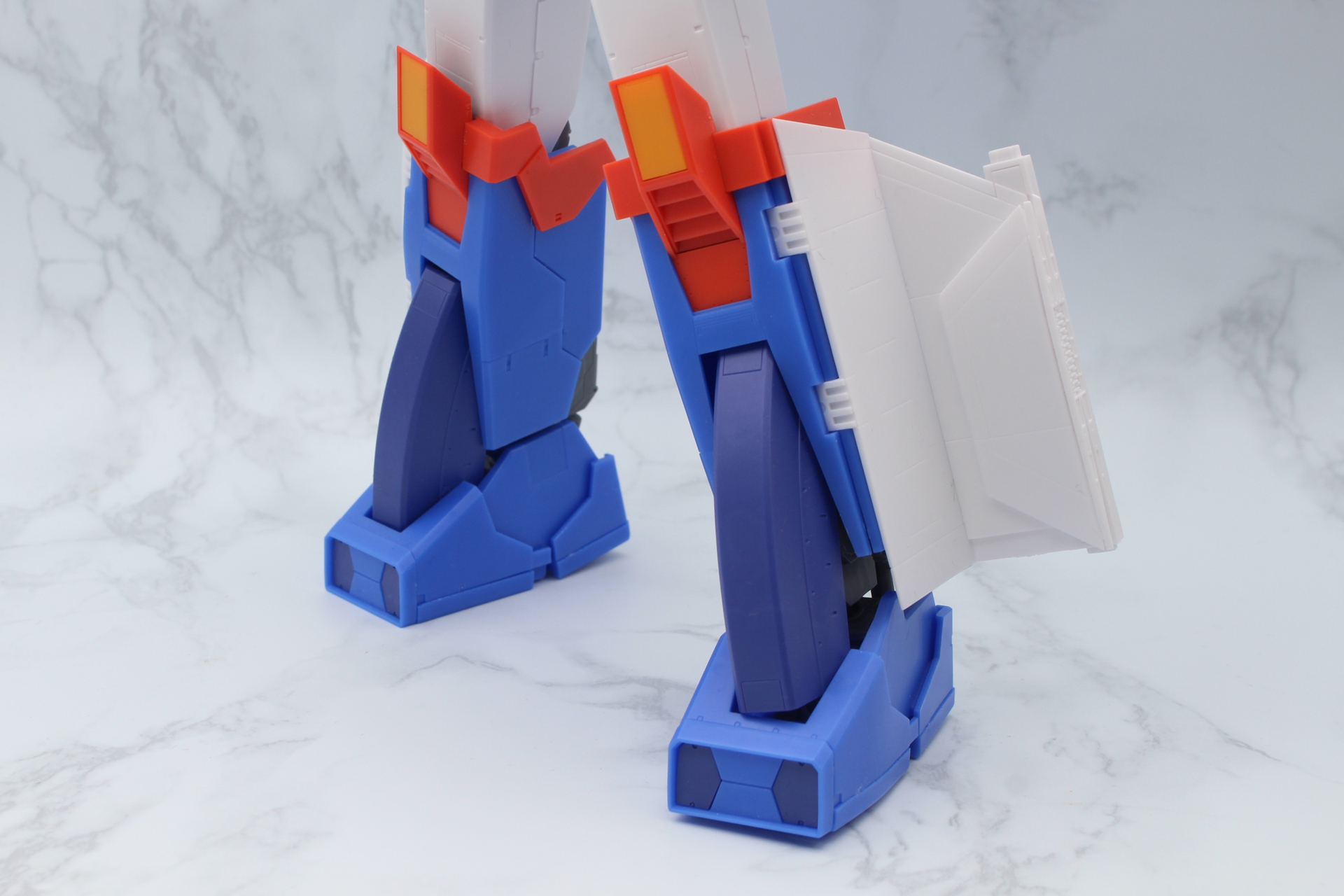 足の甲とつま先だけに使われている紺色のパーツ（ランナーJ）