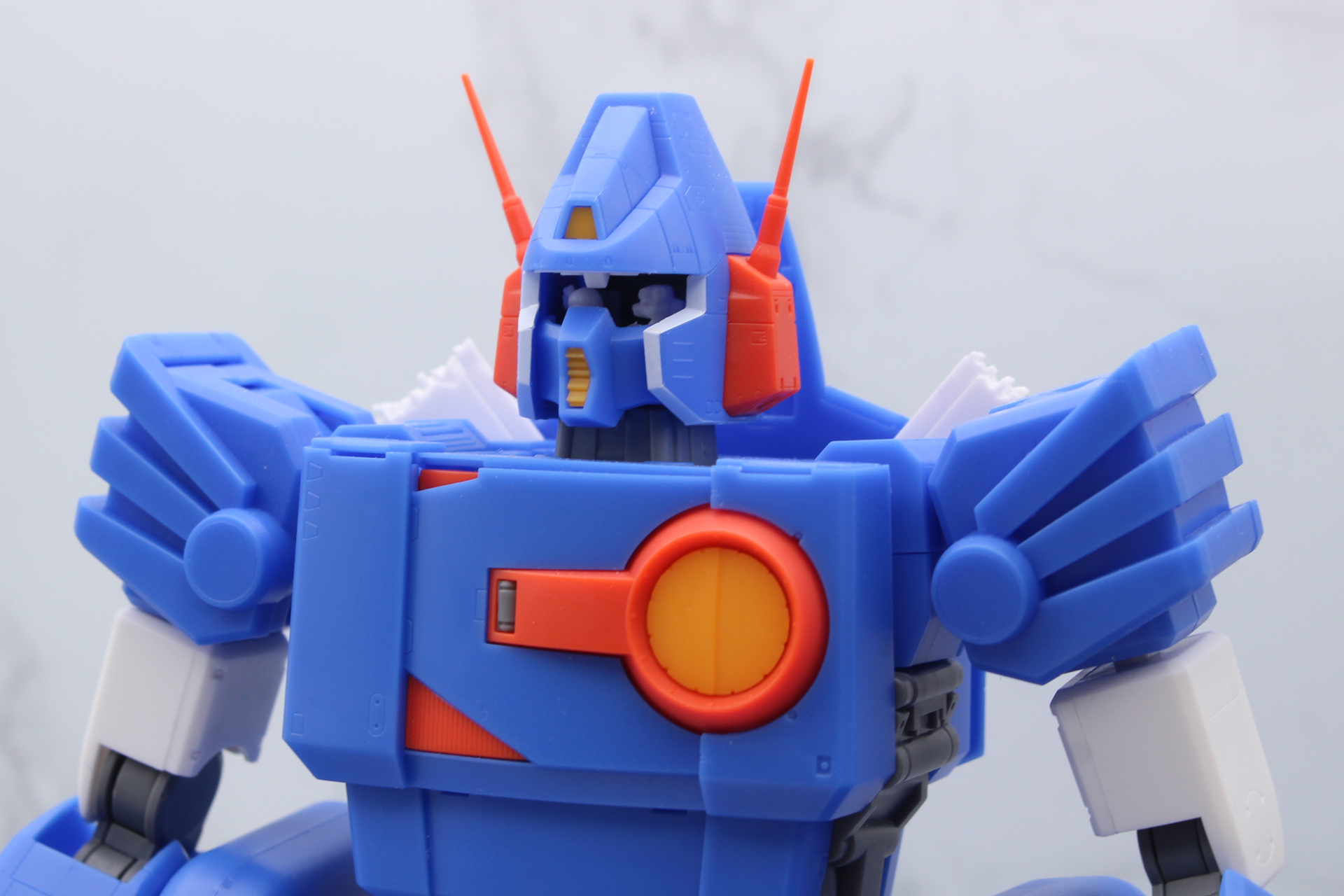 バイザーのクリアパーツを外せばコクピットの中がしっかり見える