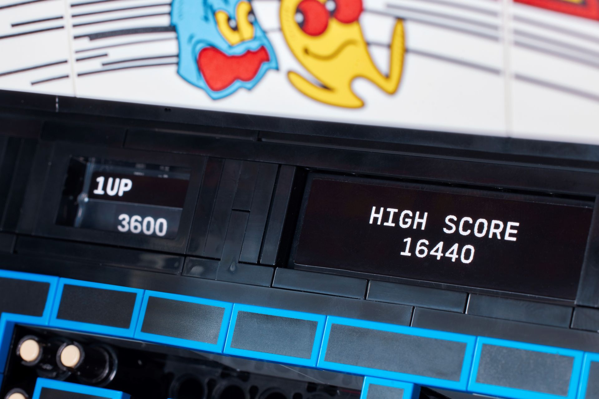 グリップを動かすとパックマンなどのキャラクターが動き、スコアも変わる