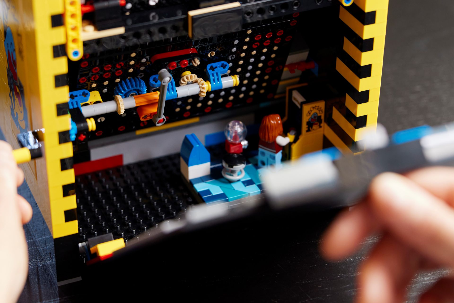 光るコイン投入口や、ゲーム機の内側に隠されたアーケードゲーム機で「パックマン」をプレイするミニフィギュア