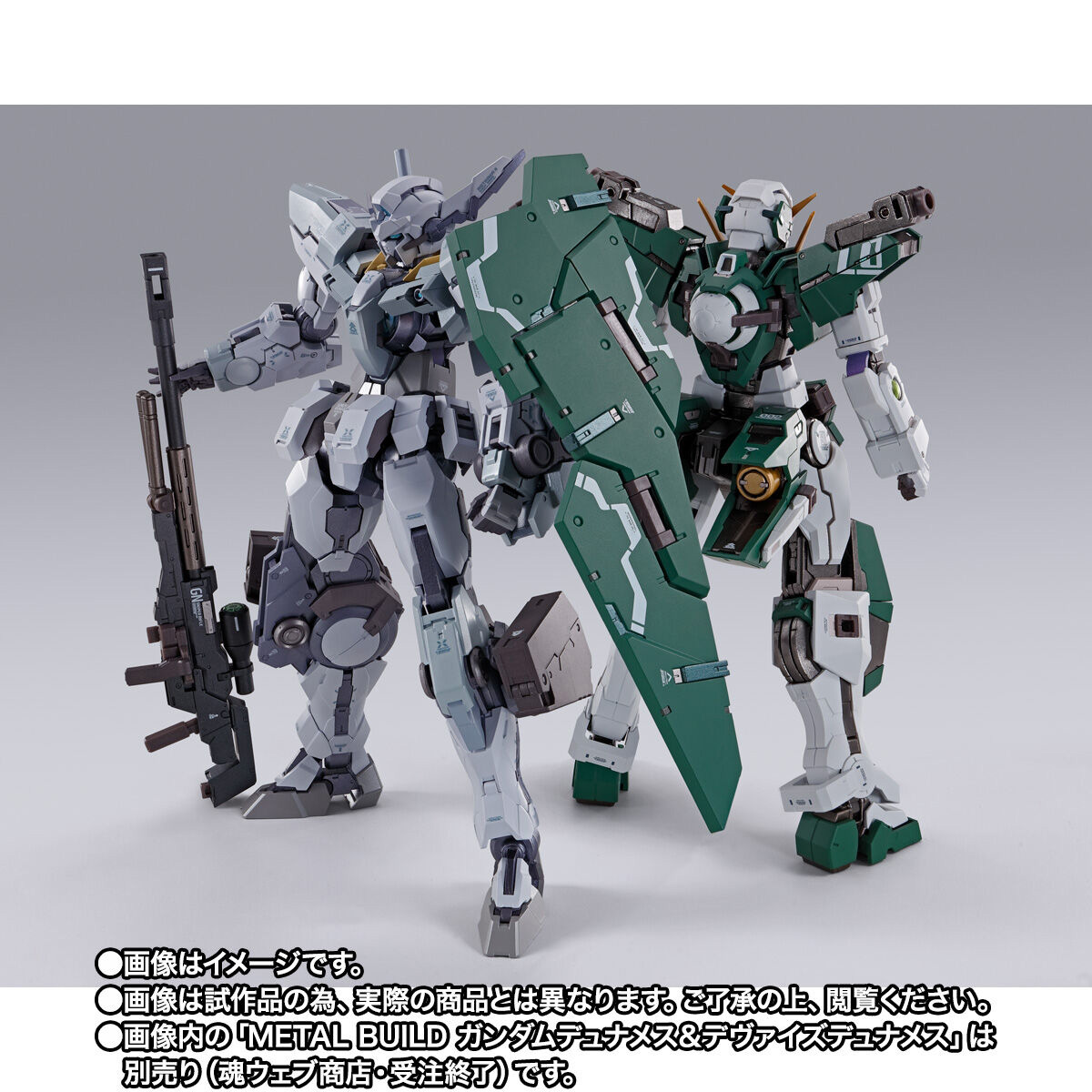 「METAL BUILD ガンダムデュナメス＆デヴァイズデュナメス」の装甲を左肩のGNコンデンサに装着し、シルエットを大きく変化させることもできる
