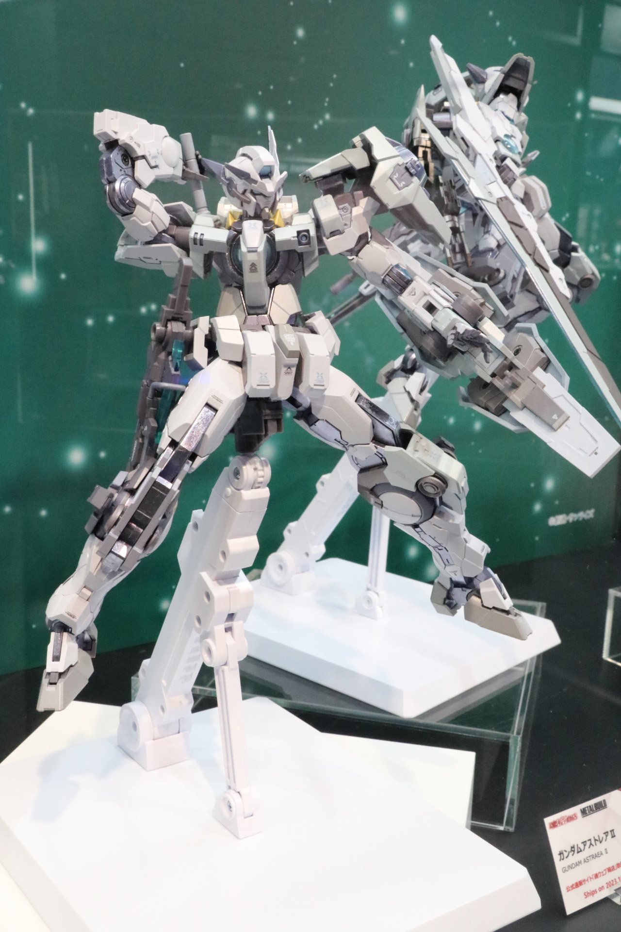 細身のシルエット、試験機らしいグレーを基調としたカラーリングでマイスターのガンダムとは異なる存在感を放つ