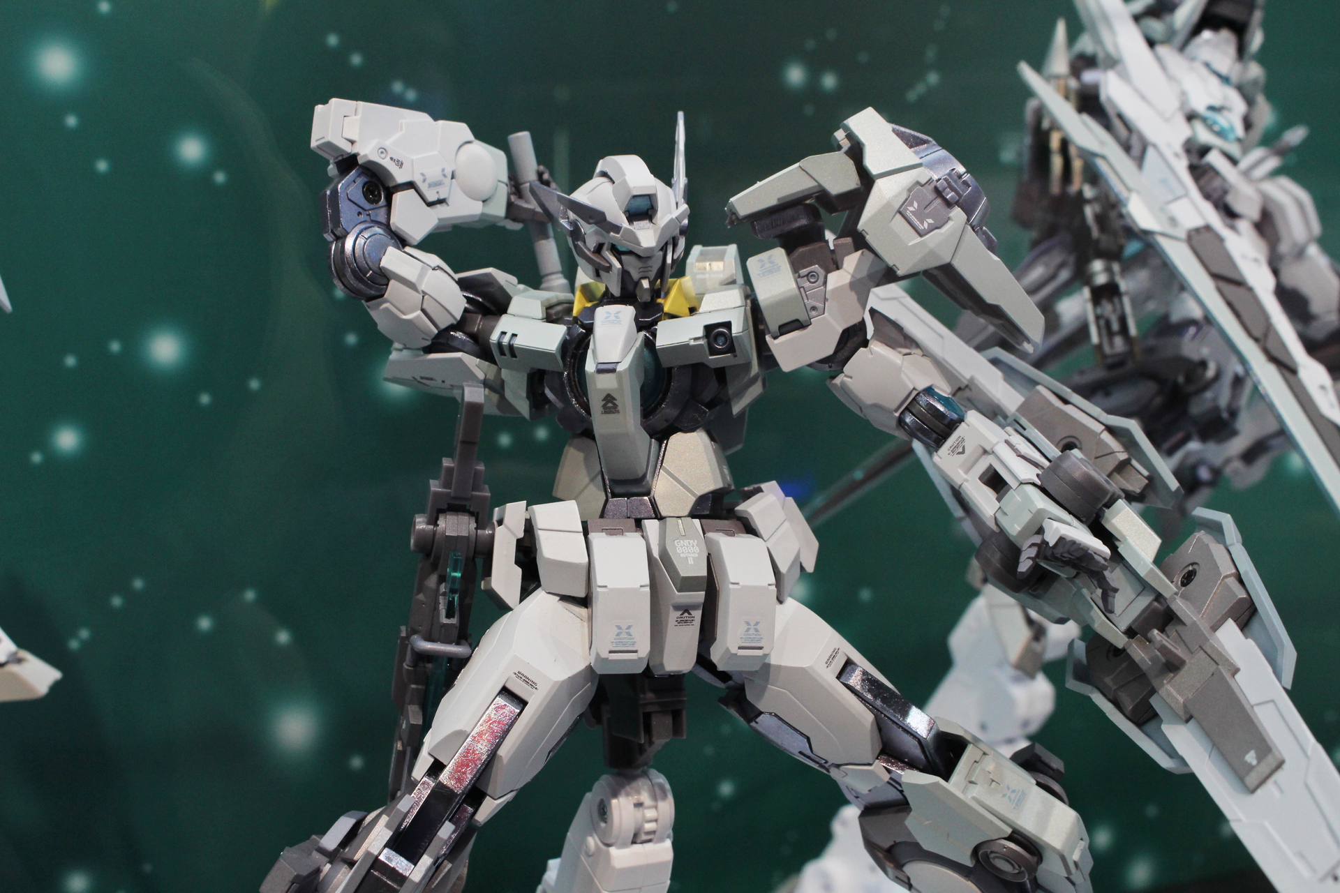 肩、腕、膝などにハードポイントが設けられ、シリーズの各種武装を装備できる