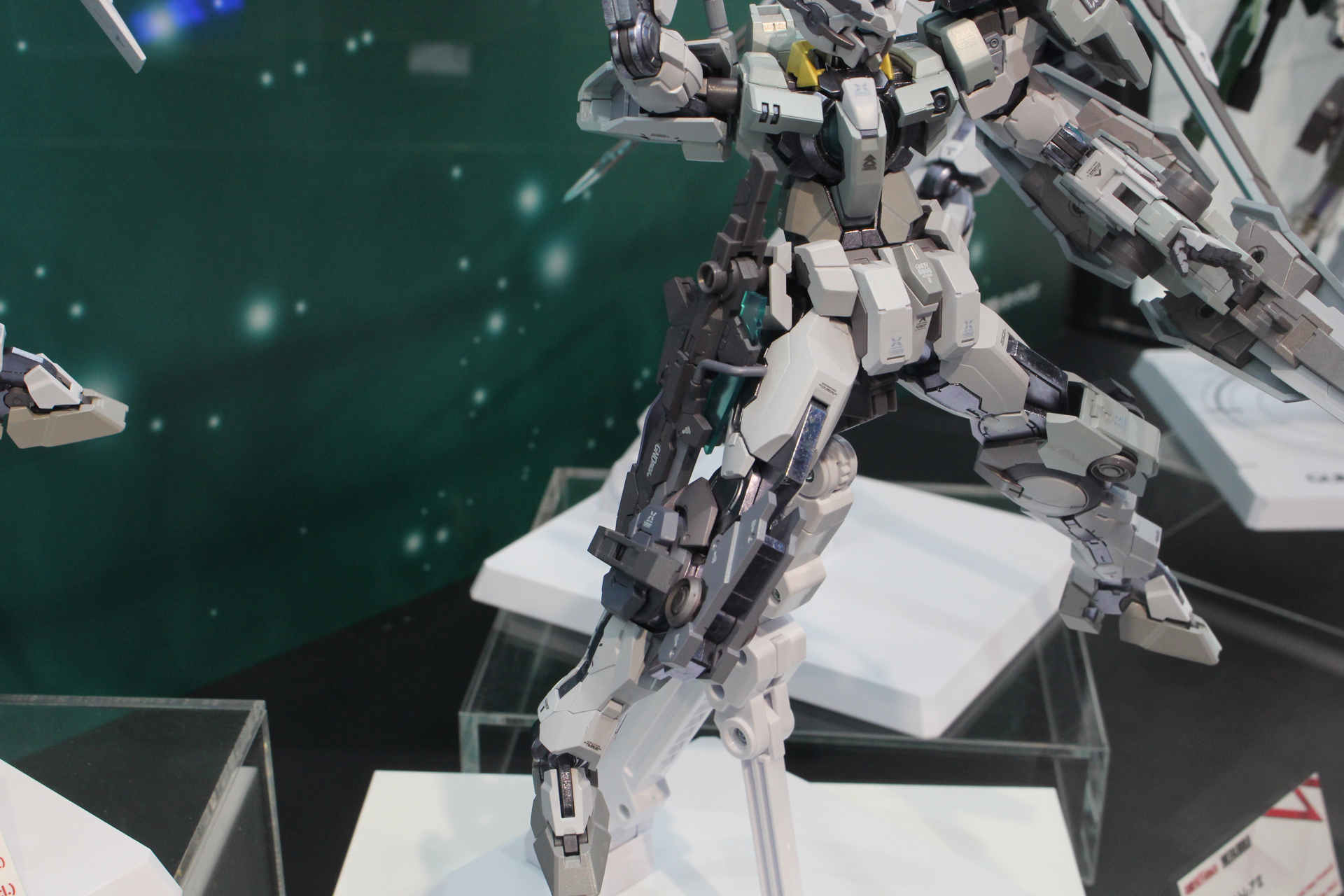 GNDビームライフル、GNDシールド、GNDビームサーベルを標準装備