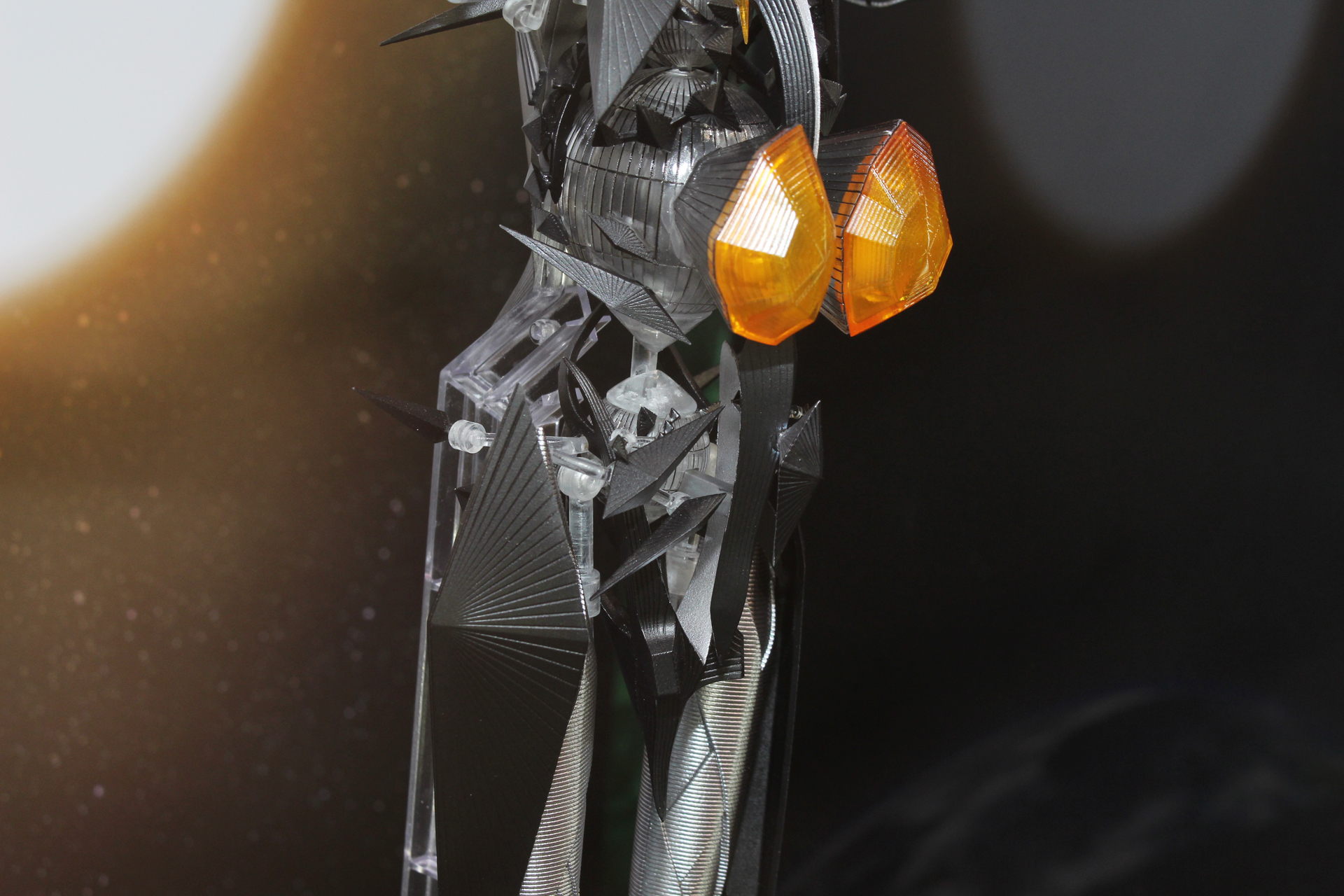 身体の中心の球体や、その周辺にあしらわれた多角形のオブジェクトはクリアの支柱で支えている