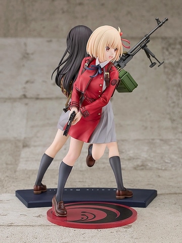リコリコ」より、セカンドリコリスの制服で機関銃を所持した「井ノ上