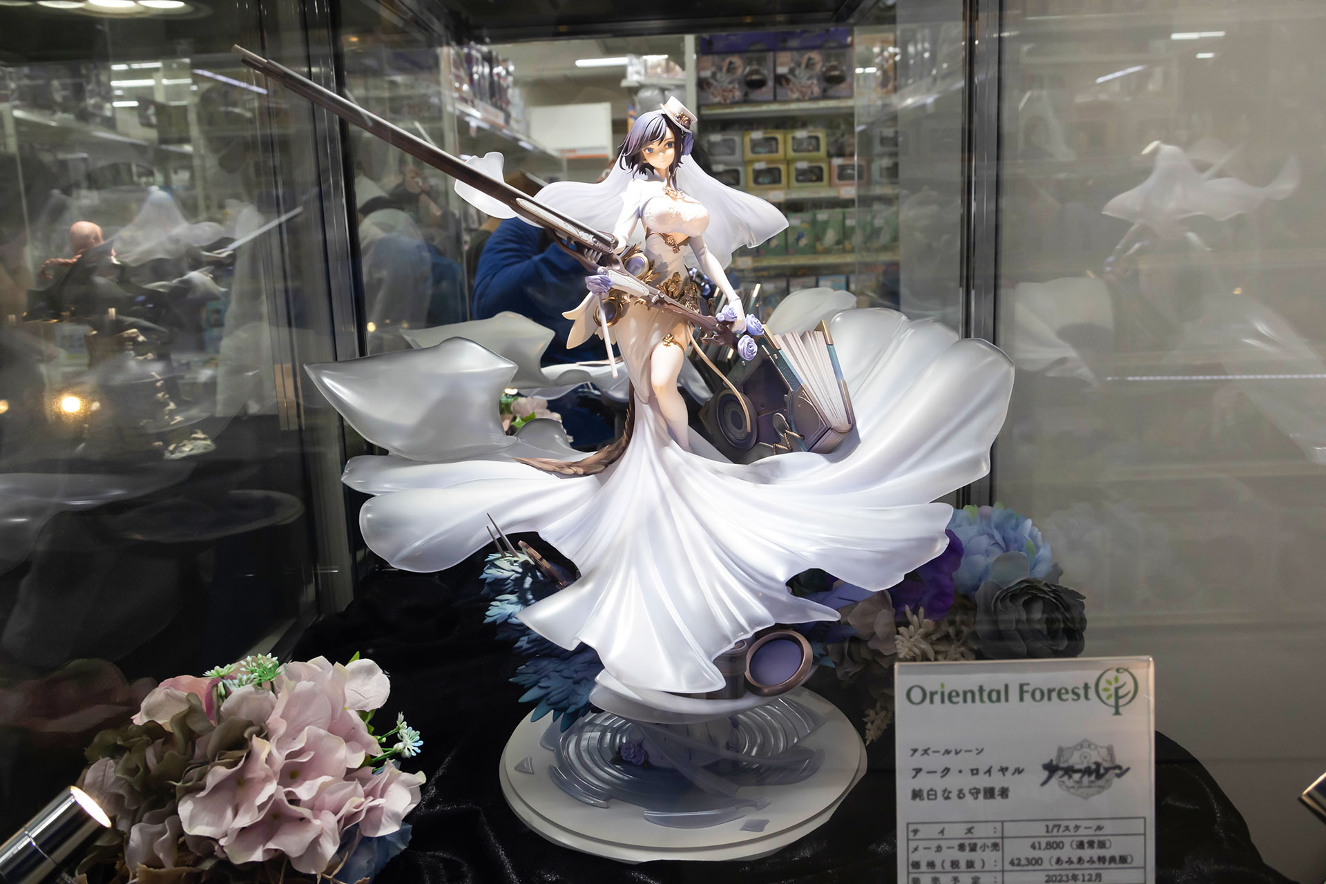 台座込みのサイズは横幅484×高さ423×404mmだ