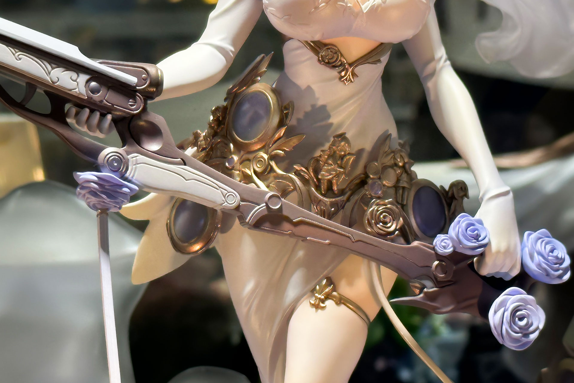 アーク・ロイヤルが手に持った武器も、青紫の薔薇があしらわれているなどかなり豪華だ