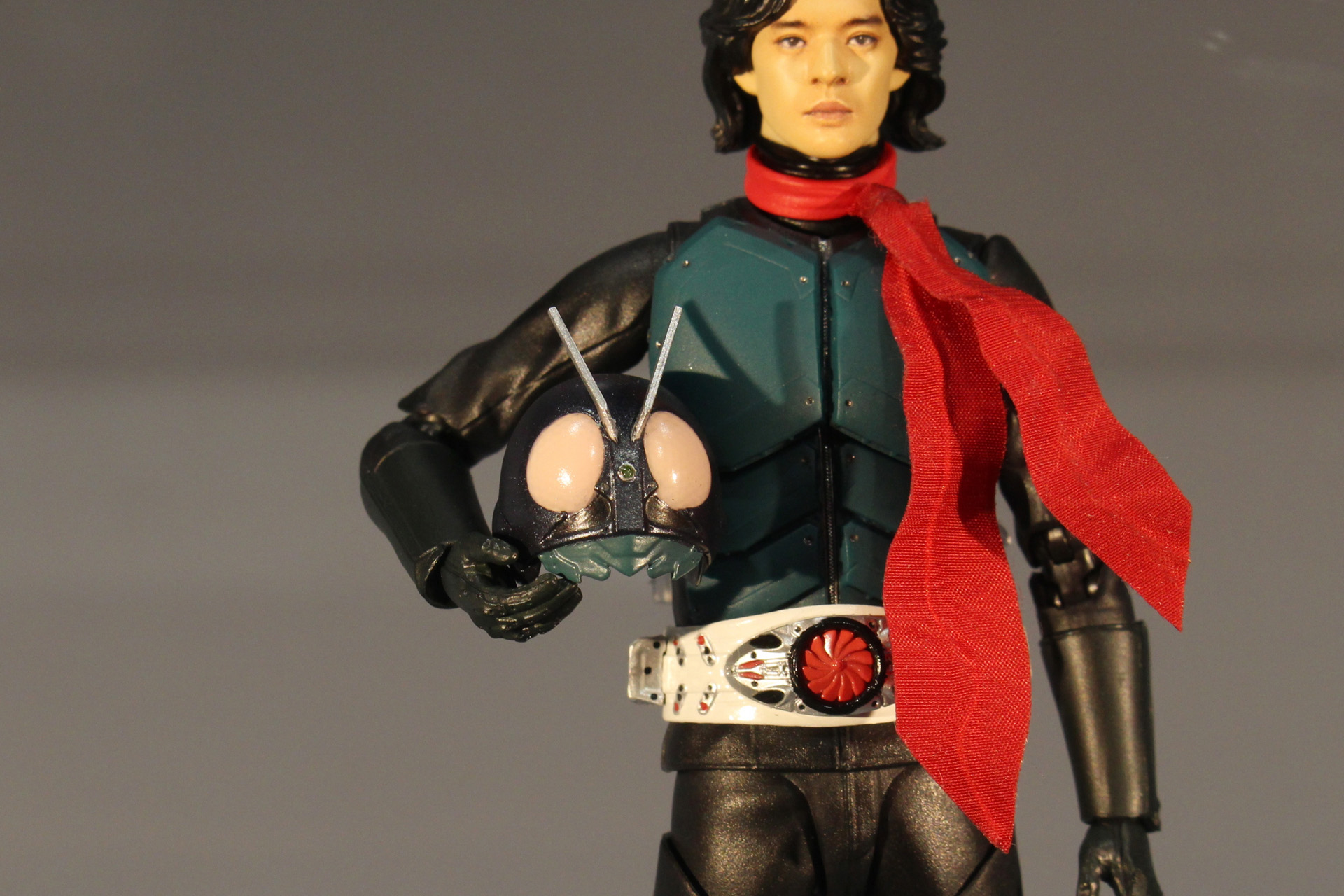 手持ちのマスクの他、仮面ライダーの頭部も付属している