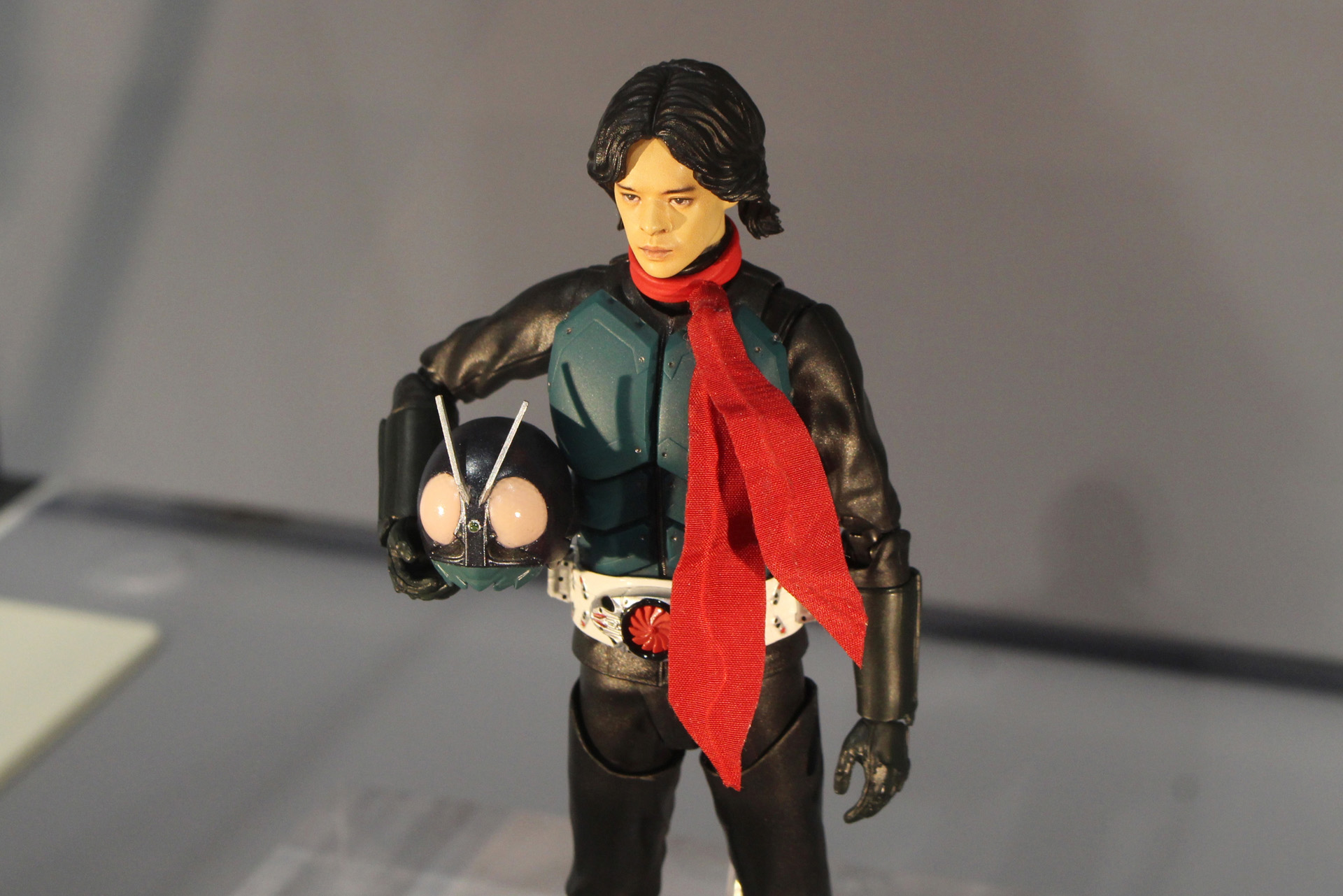 マフラーはワイヤー入りで表情を付けられる。コートは付属しないが、「S.H.Figuarts 仮面ライダー（シン・仮面ライダー）」付属のものはもちろん着られる