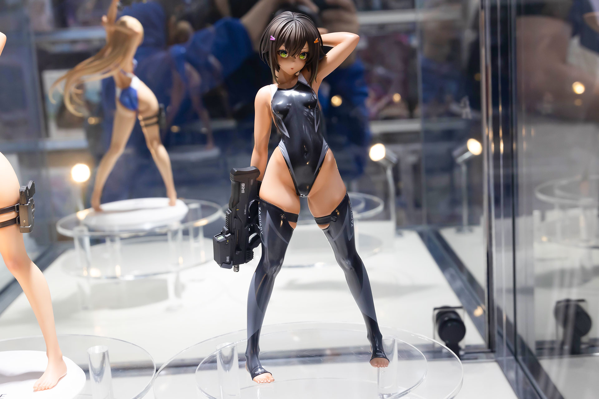 フィギュアの全高は、約220mmだ