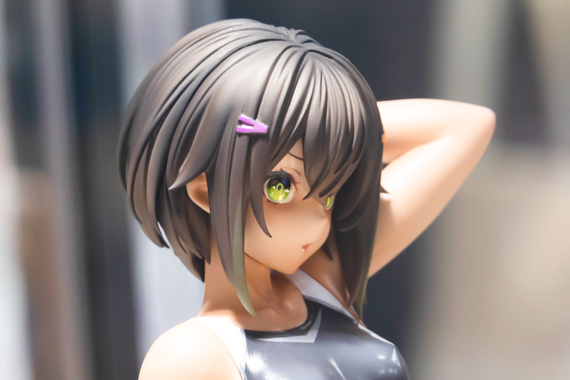 毛先にかけて少し色味が変化。両サイドには小さな髪留めが付けられている