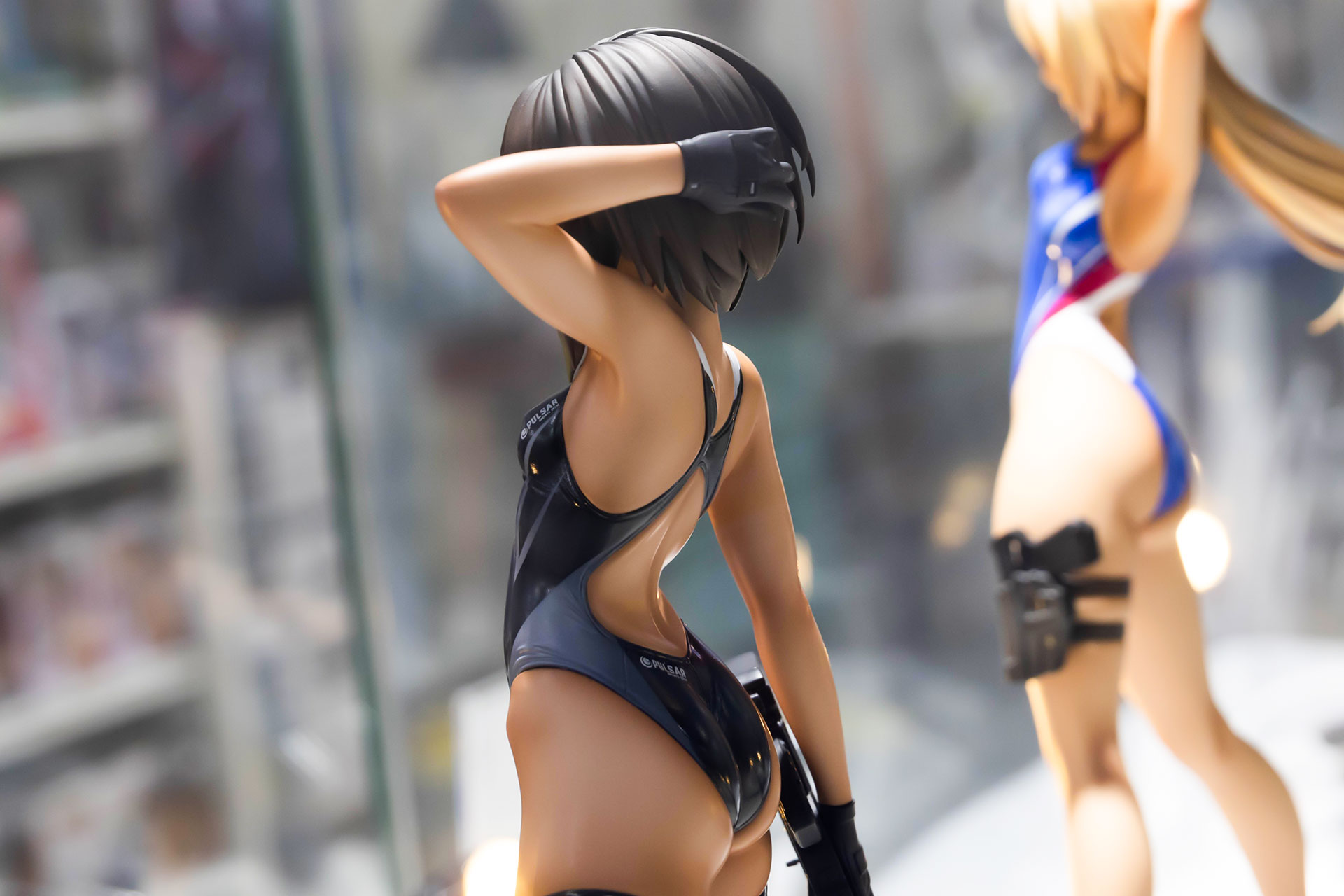 こちらはやや後方から見たところ。背中側は大きく開いている