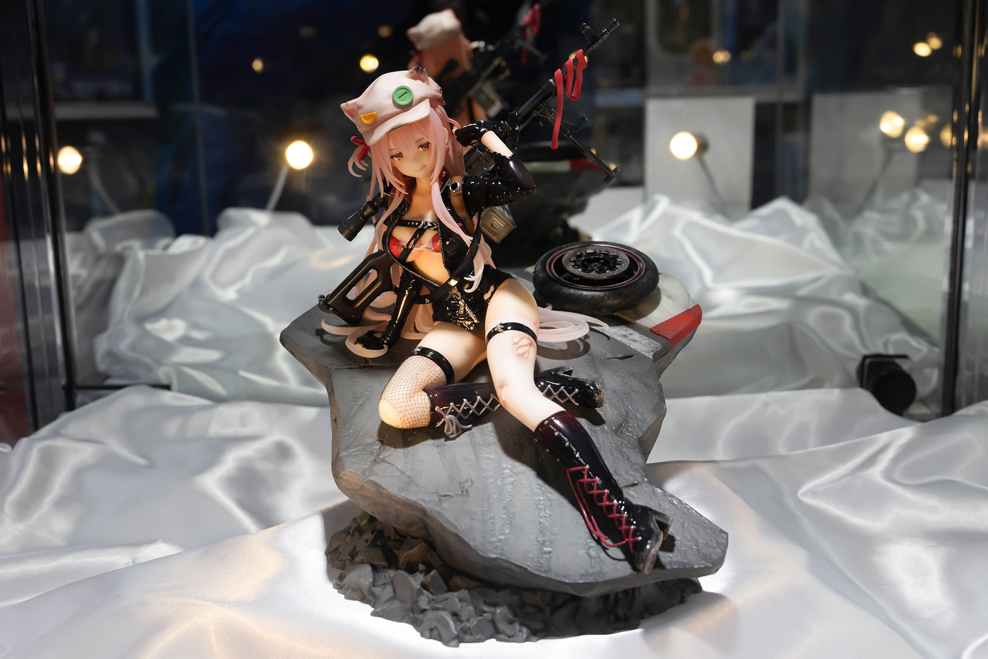 フィギュアのサイズは高さ202mm × 横幅190mm × 奥行き223mmだ