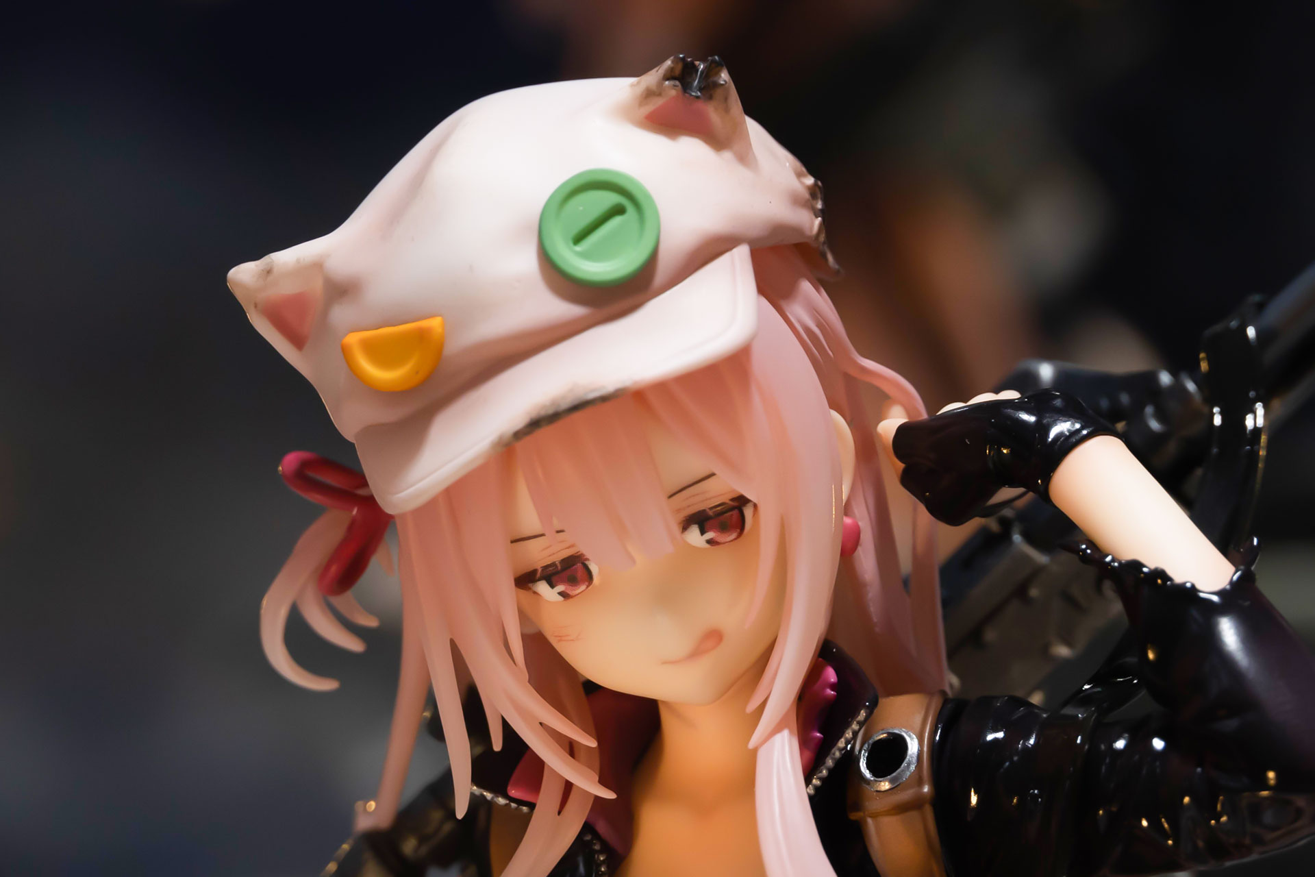 頭に被ったピンクの帽子も焼けてダメージを受けている