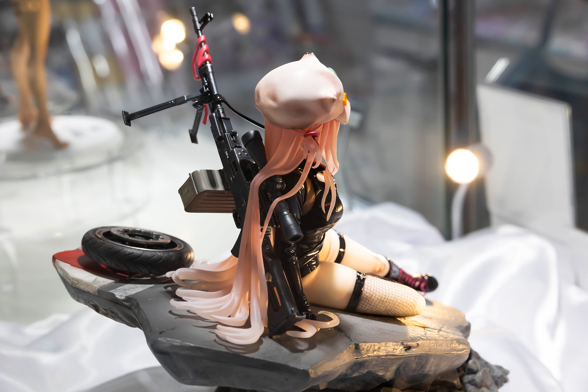 こちらは真横から見たところ。長い髪が垂れ下がっている様子がわかる