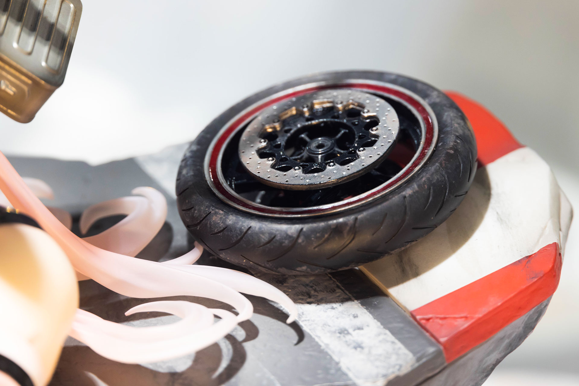 元のイラストにも描かれていたタイヤだが、ウェザリングが施されておりなかなかリアルだ