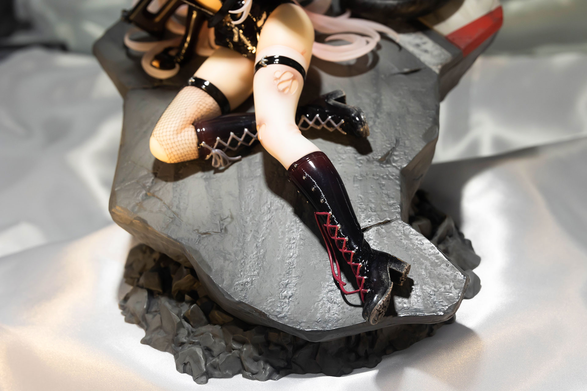 台座部分はかなりどっしりとした感じだ