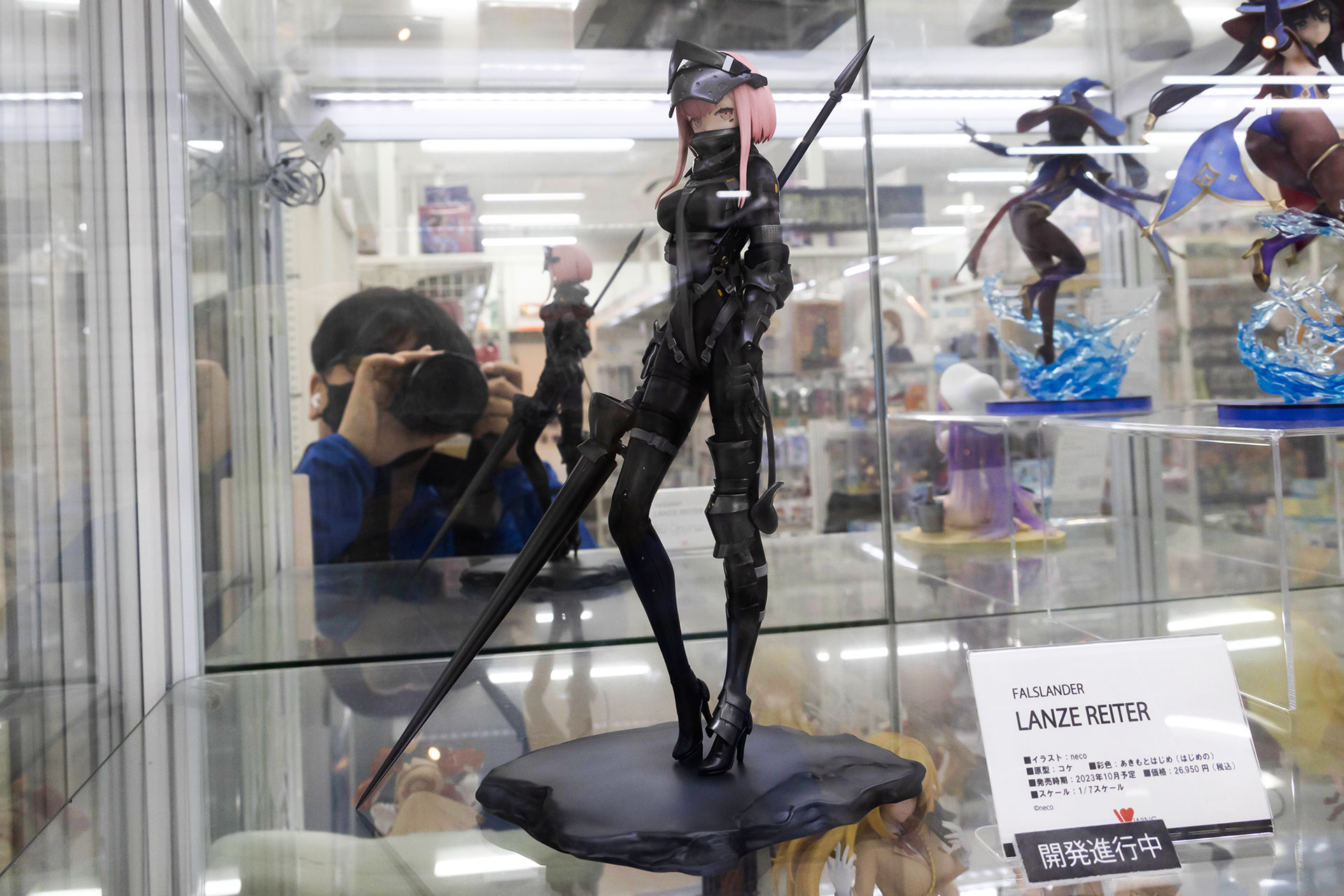 専用台座が付属しており、全高は約265mmだ