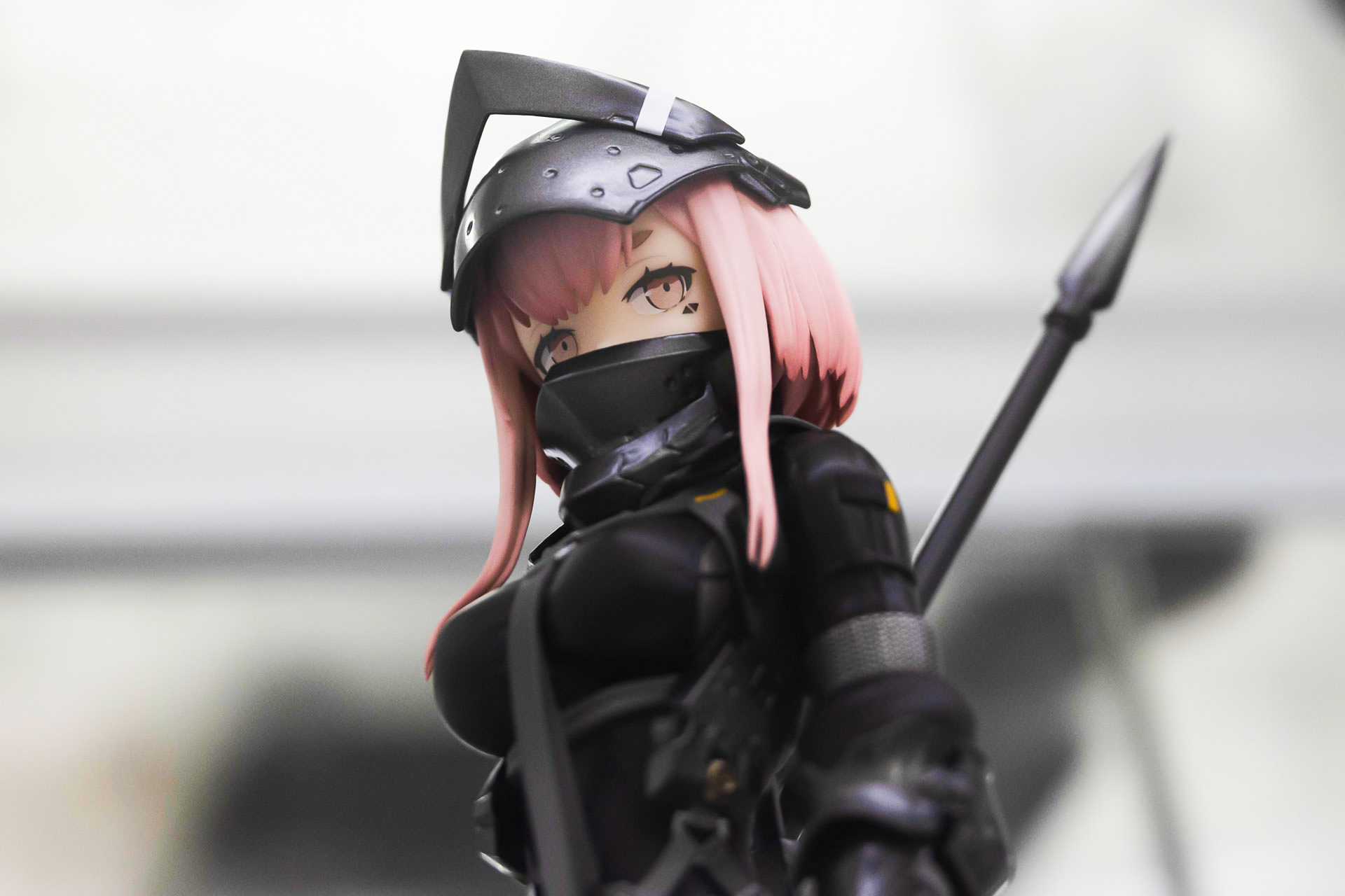 顔は覆い隠されている部分が多いため表情をうかがい知ることはできないが、瞳はどこか愁いを帯びているかのようだ