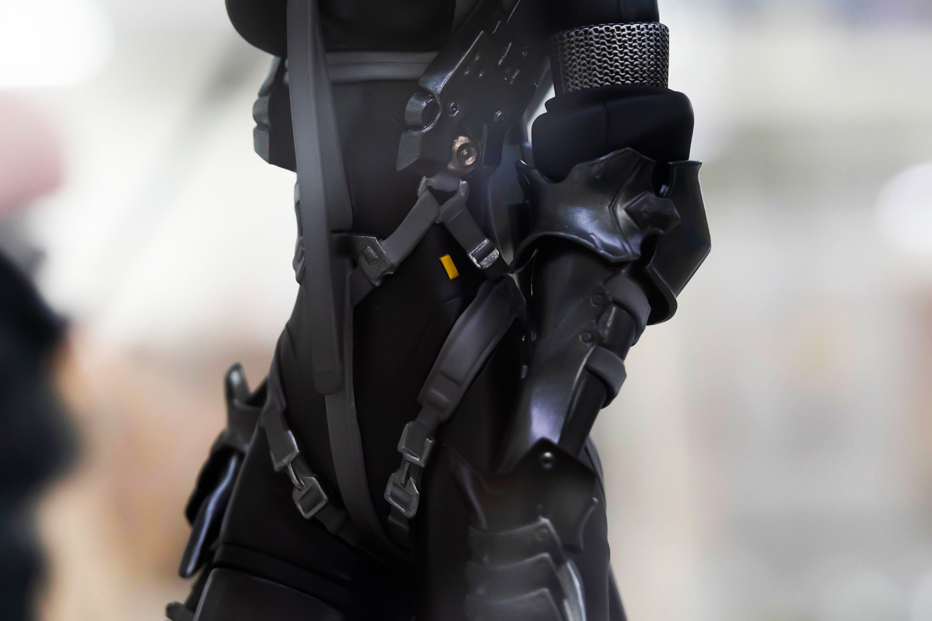 身に付けている装備品は、股間の辺りを通す紐でがっしりと固定さている