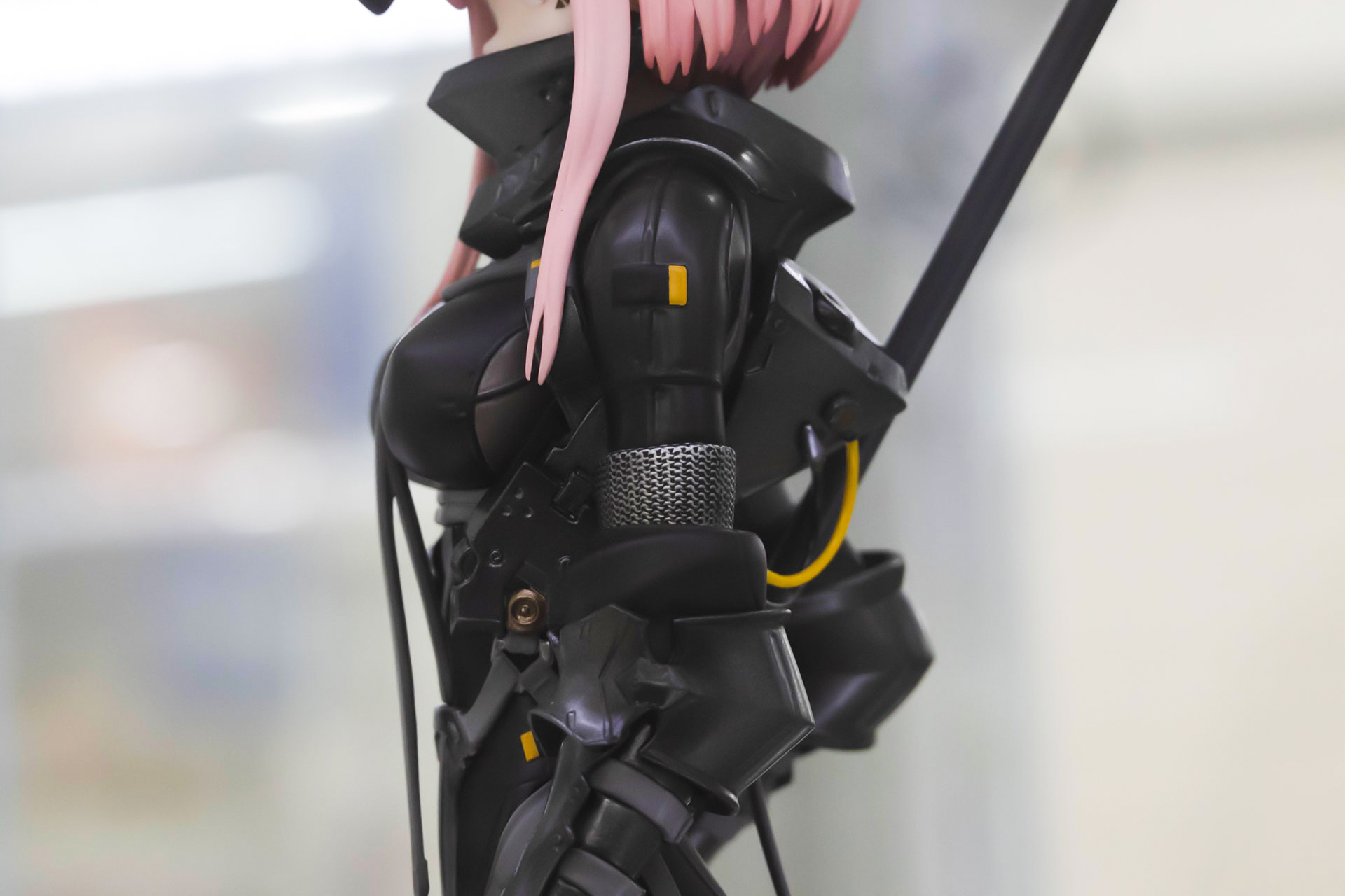 真横からみると、バストの大きさと背中の装備品のボリューム感が良くわかる