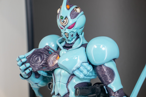 強殖装甲ガイバー」より可動フィギュア「ガイバーI」の彩色見本が展示