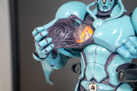 強殖装甲ガイバー」より可動フィギュア「ガイバーI」の彩色見本が展示