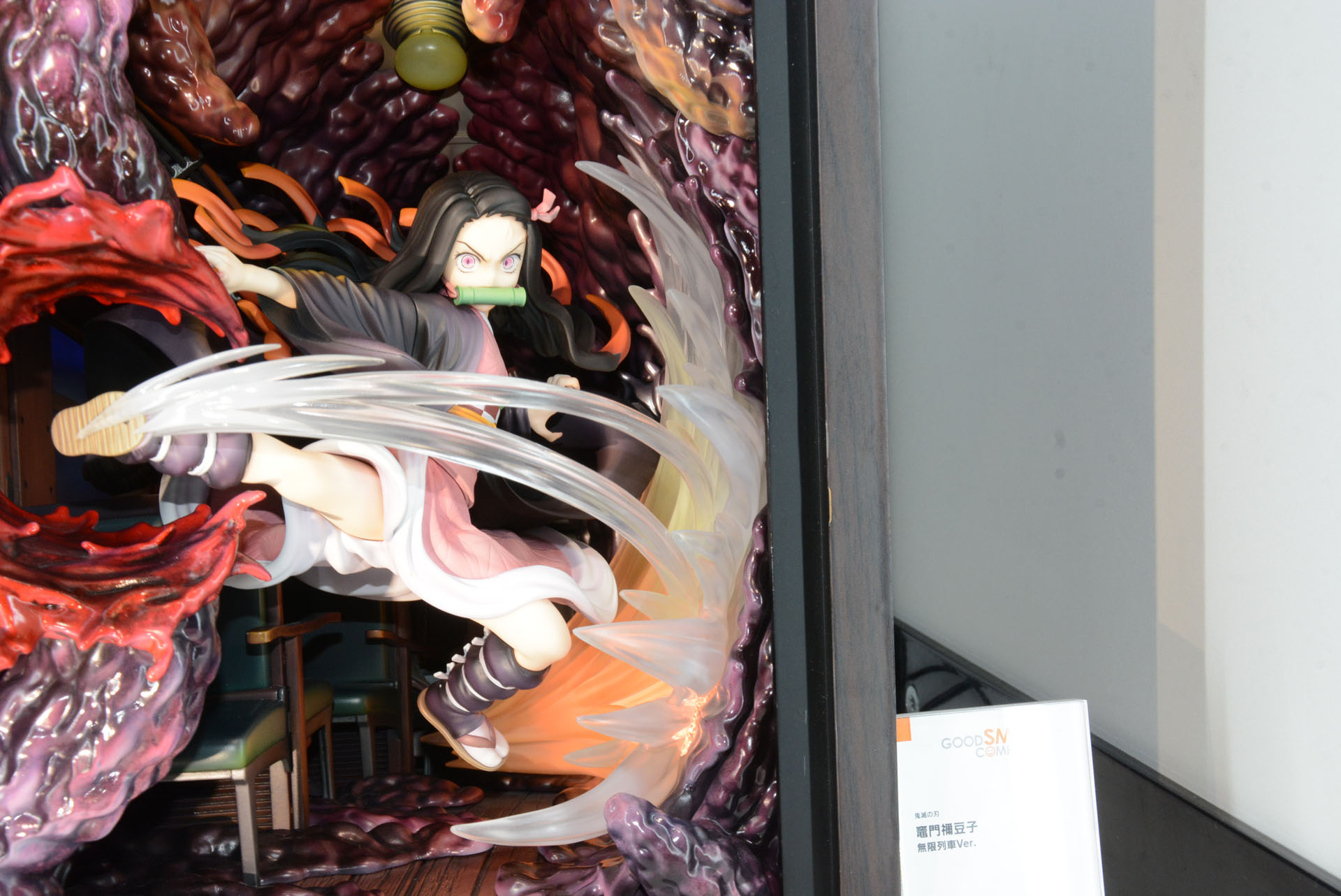 あえて枠を設けることで車内を浸食する魘夢の恐ろしさを表現。生理的嫌悪感をもたらすヌメヌメとした表現が見事だ