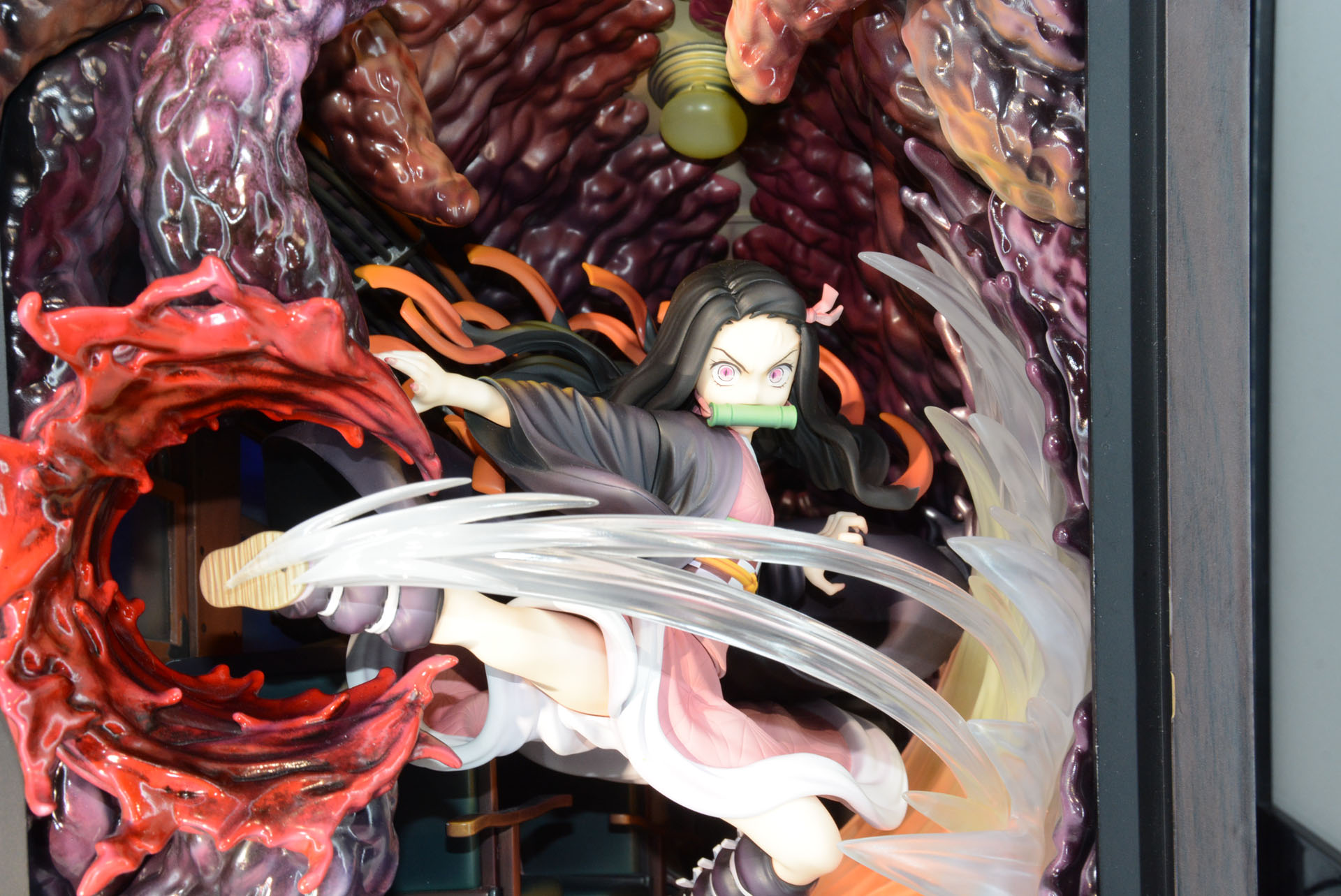 その肉塊は天井も覆い尽くそうとしている。ホラー映画さながらの表現だ。レトロな丸いランプの形も注目