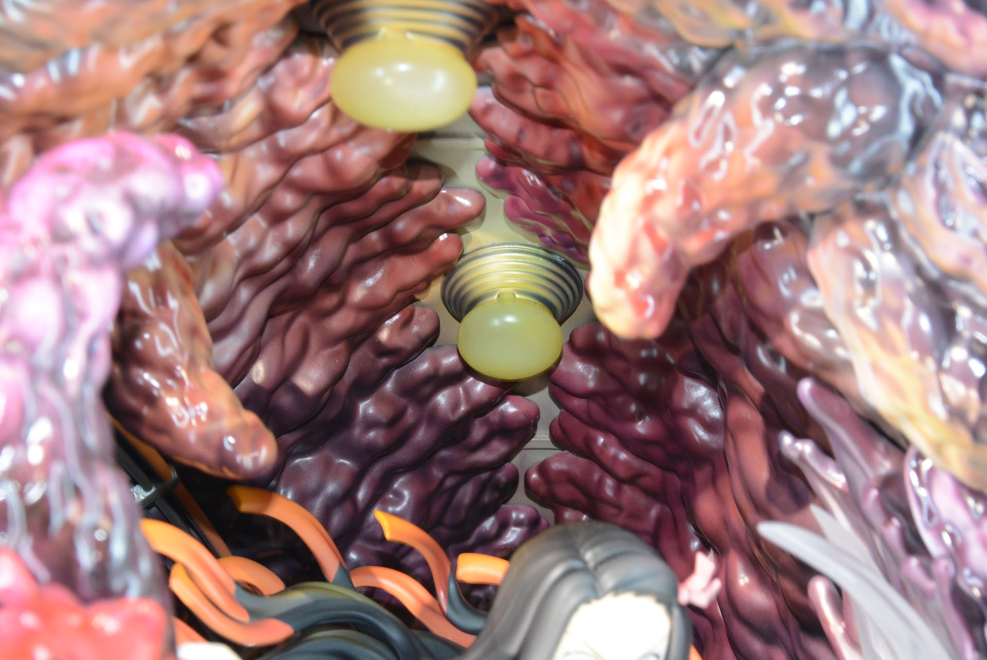 その肉塊は天井も覆い尽くそうとしている。ホラー映画さながらの表現だ。レトロな丸いランプの形も注目