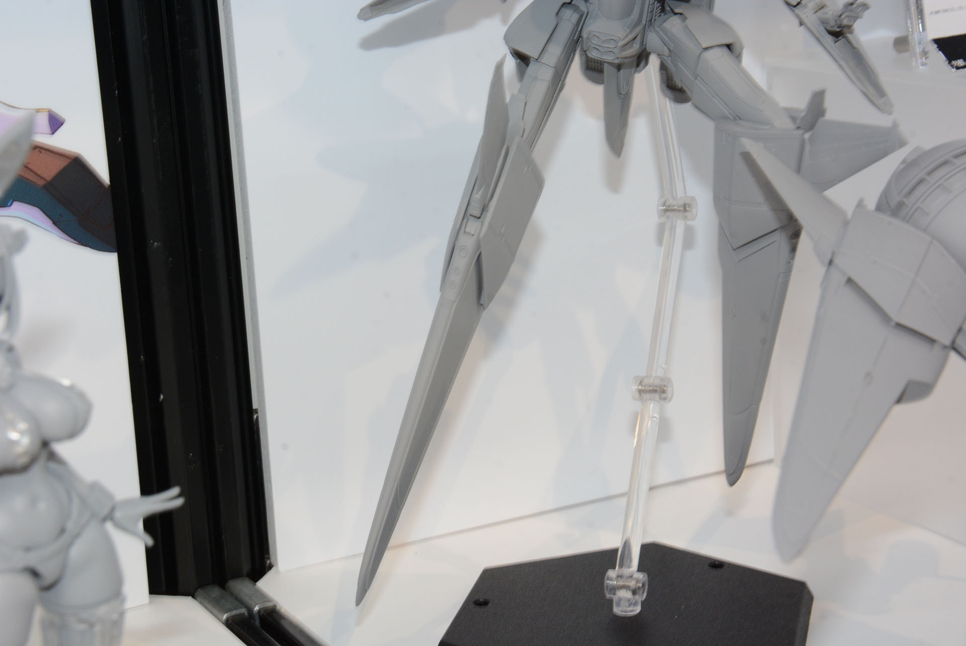 大地に立つことを考えていない脚。挑戦的なデザインだ