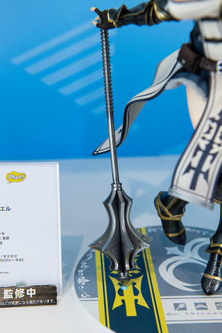 ホロライブ」3期生より、白銀ノエル団長がムキムキ具合を表現した姿を