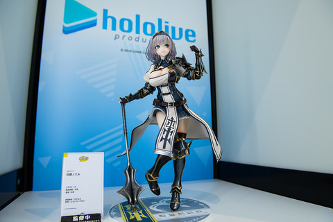 ホロライブ」3期生より、白銀ノエル団長がムキムキ具合を表現した姿を