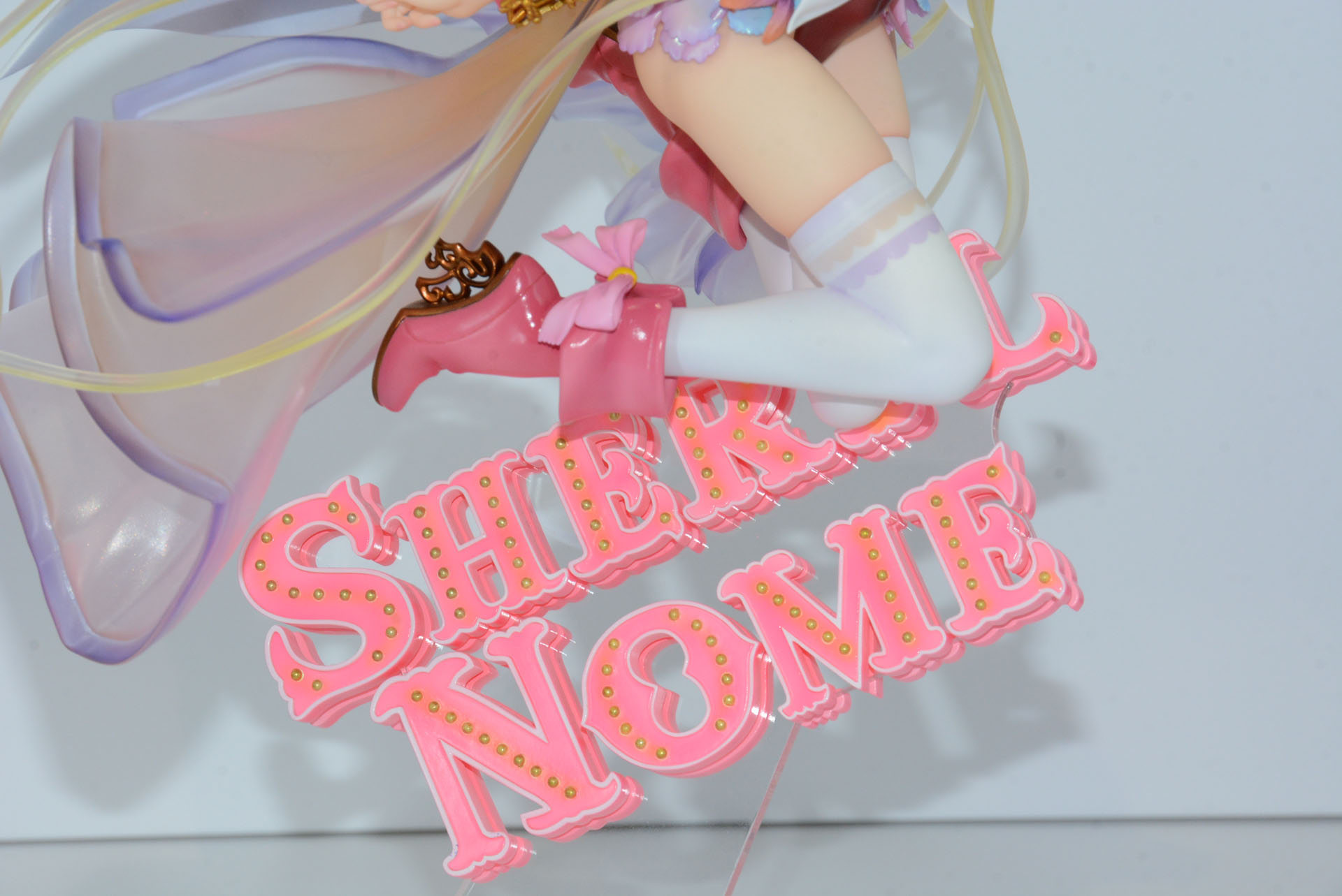 大人びた上半身に較べ、足下はかわいらしい意匠だ
