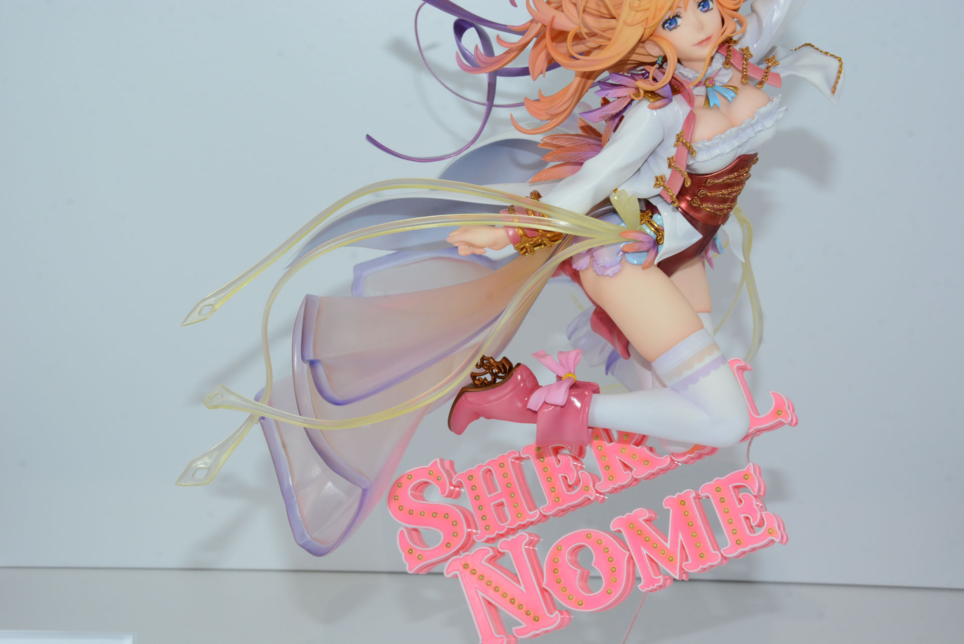 透明な布は現実では出せないフィギュアだからこそ映える表現と言える。素材の使い方や、光沢表現にも注目
