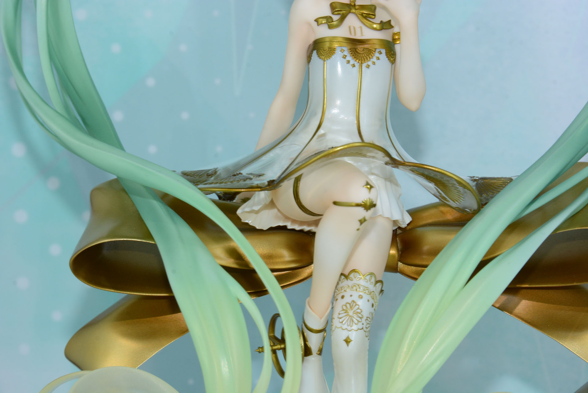 左右でデザインの異なる足の衣装。直接肌に張り付く金のアクセサリーはフィギュアだから映えるデザインとも言える。右足の陶磁器のような雰囲気も注目