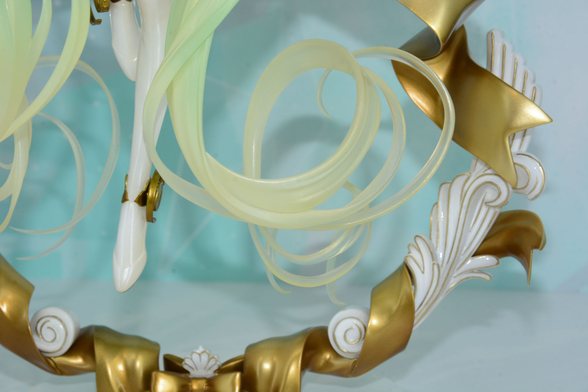 毛先で色を変えるのは初音ミクのフィギュアで多用される表現だが、このフィギュアではより印象的になっている。台座のデザインも面白く細部をどこまでもチェックしたくなる