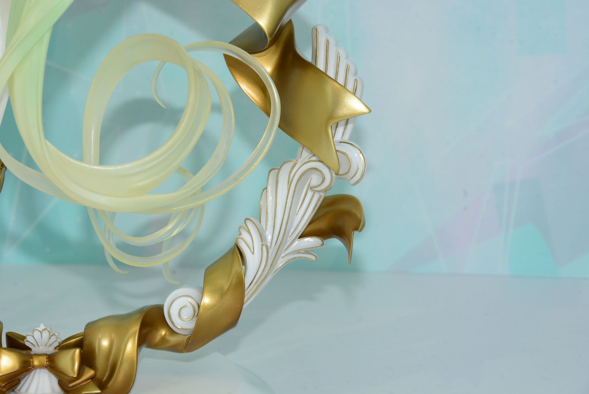 毛先で色を変えるのは初音ミクのフィギュアで多用される表現だが、このフィギュアではより印象的になっている。台座のデザインも面白く細部をどこまでもチェックしたくなる