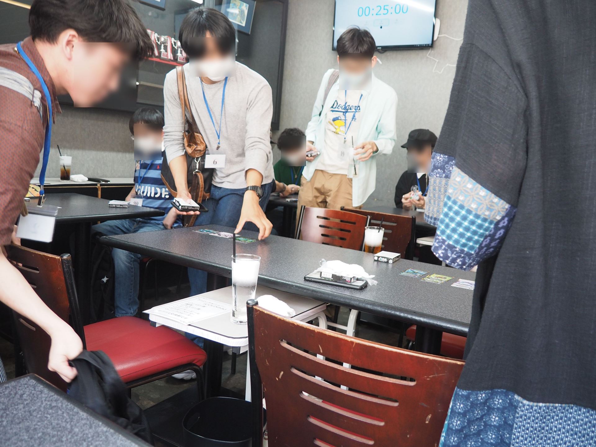 一定時間が経過すると、立って席を移動するようにアナウンスが行なわれた