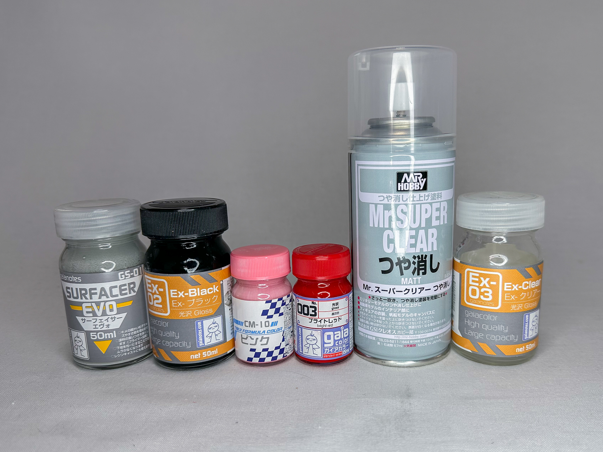 今回使用した塗料類。外装のカラーリングをツートンとしているので使用した塗料の種類は少なめです。