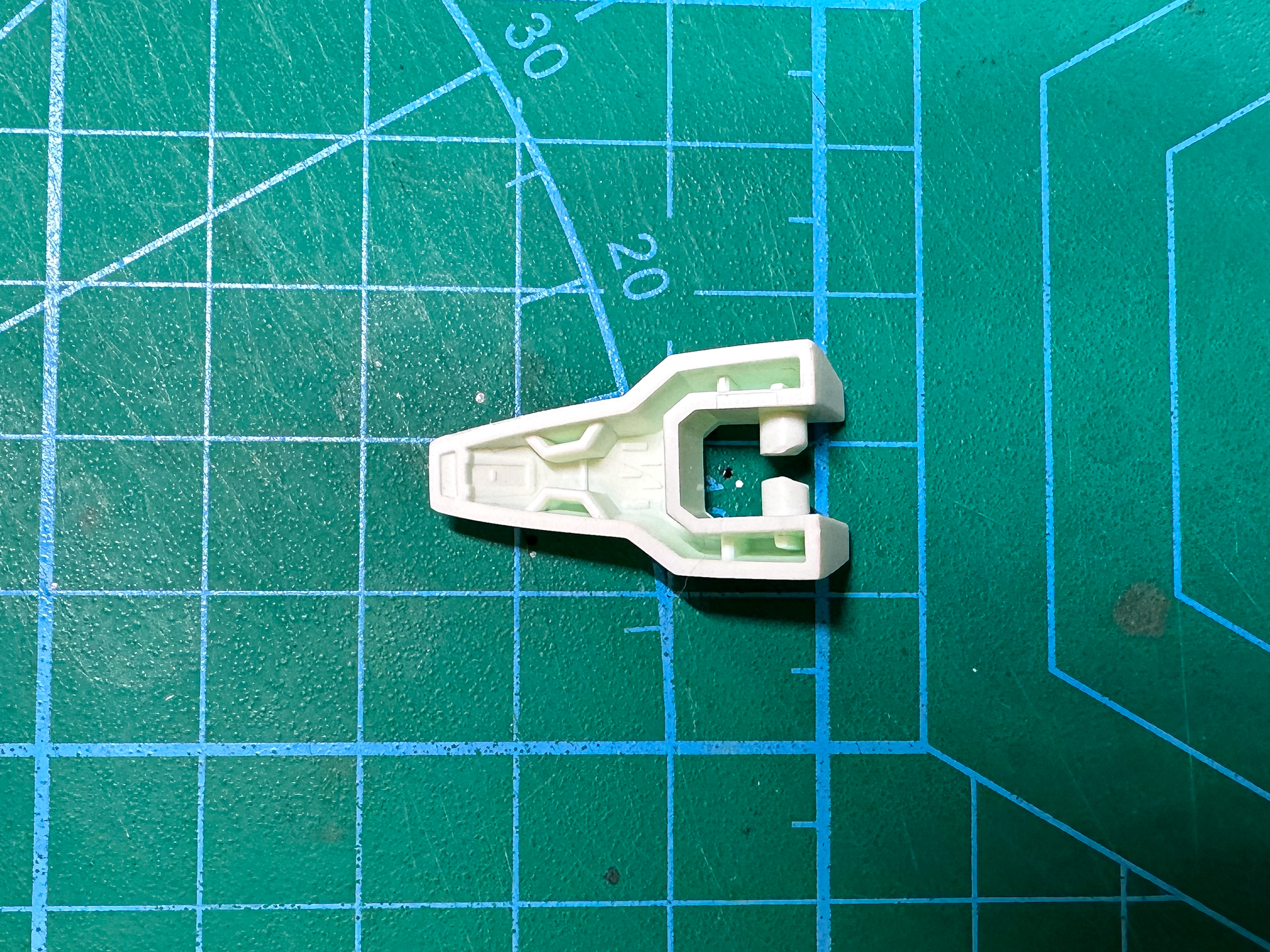 肉抜き穴のあるつま先パーツ。ここではプラ板を使用した方法にて肉抜き穴を塞いでいきます。